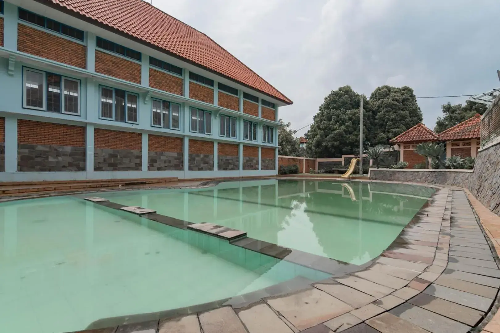 Swimming pool in Urbanview Hotel Syariah Insani Cisarua Puncak Swimming pool in Urbanview Hotel Syariah Insani Cisarua Puncak
