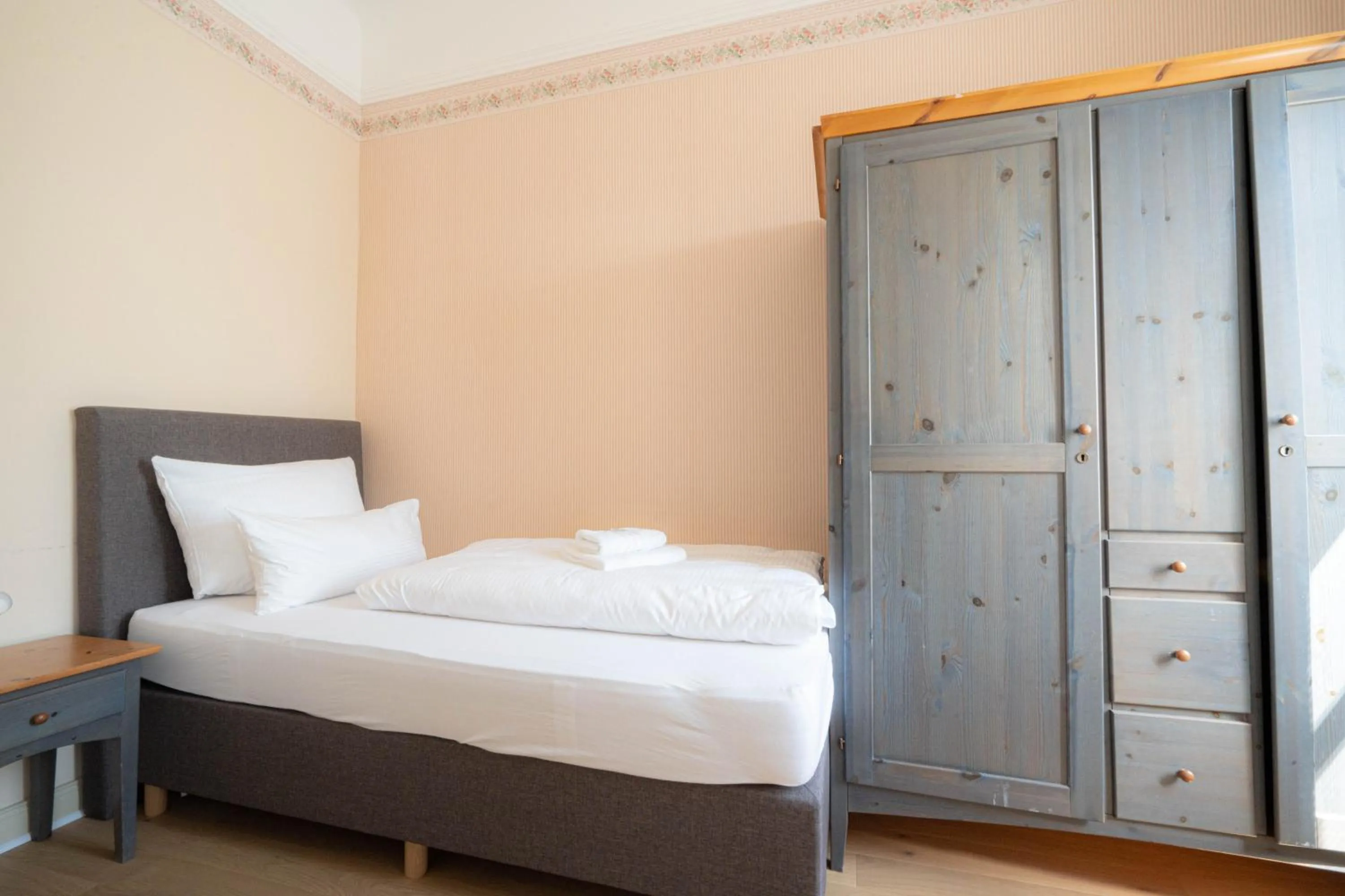 Photo of the whole room, Bed in Logierhaus am Denkmal