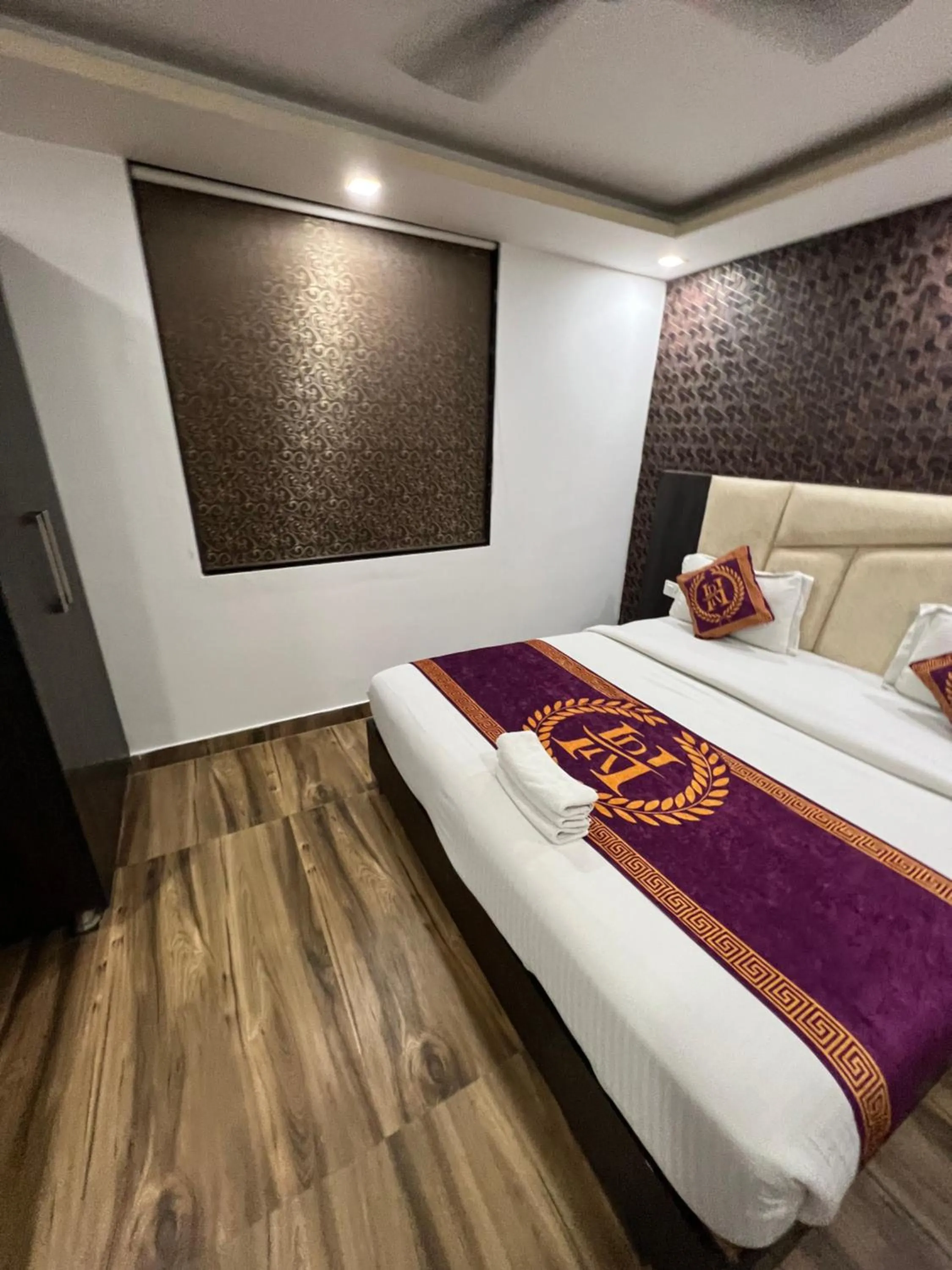 Bed in Hotel Royal Inn igi