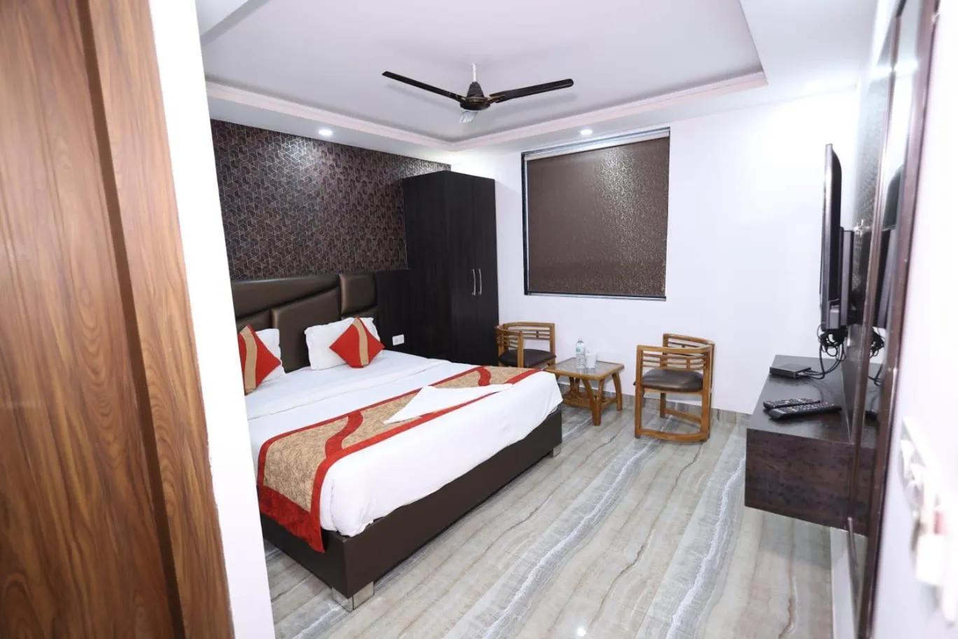 Bedroom, Bed in Hotel Royal Inn igi