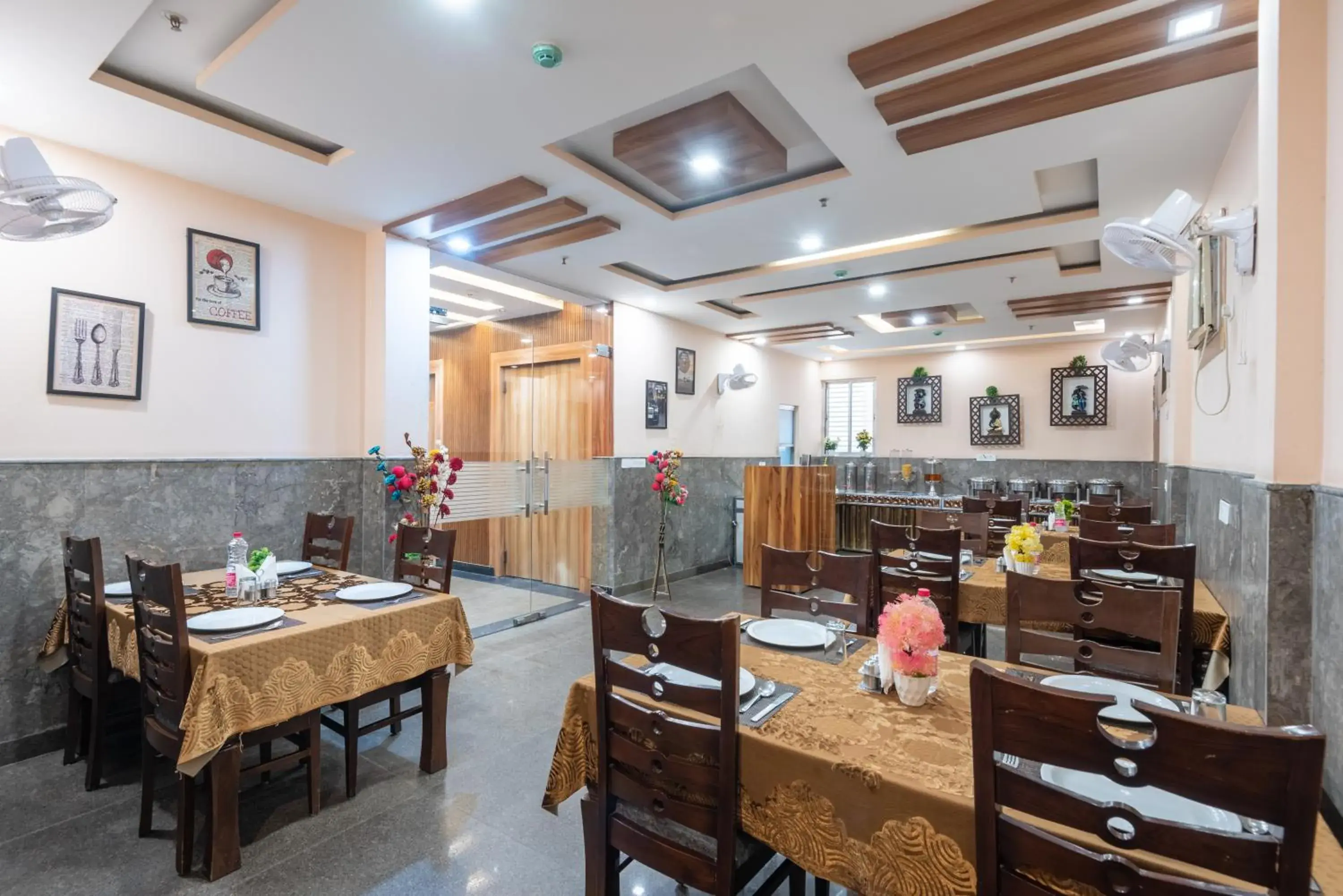 Restaurant/places to eat in Hotel Royal Inn igi Restaurant/places to eat in Hotel Royal Inn igi
