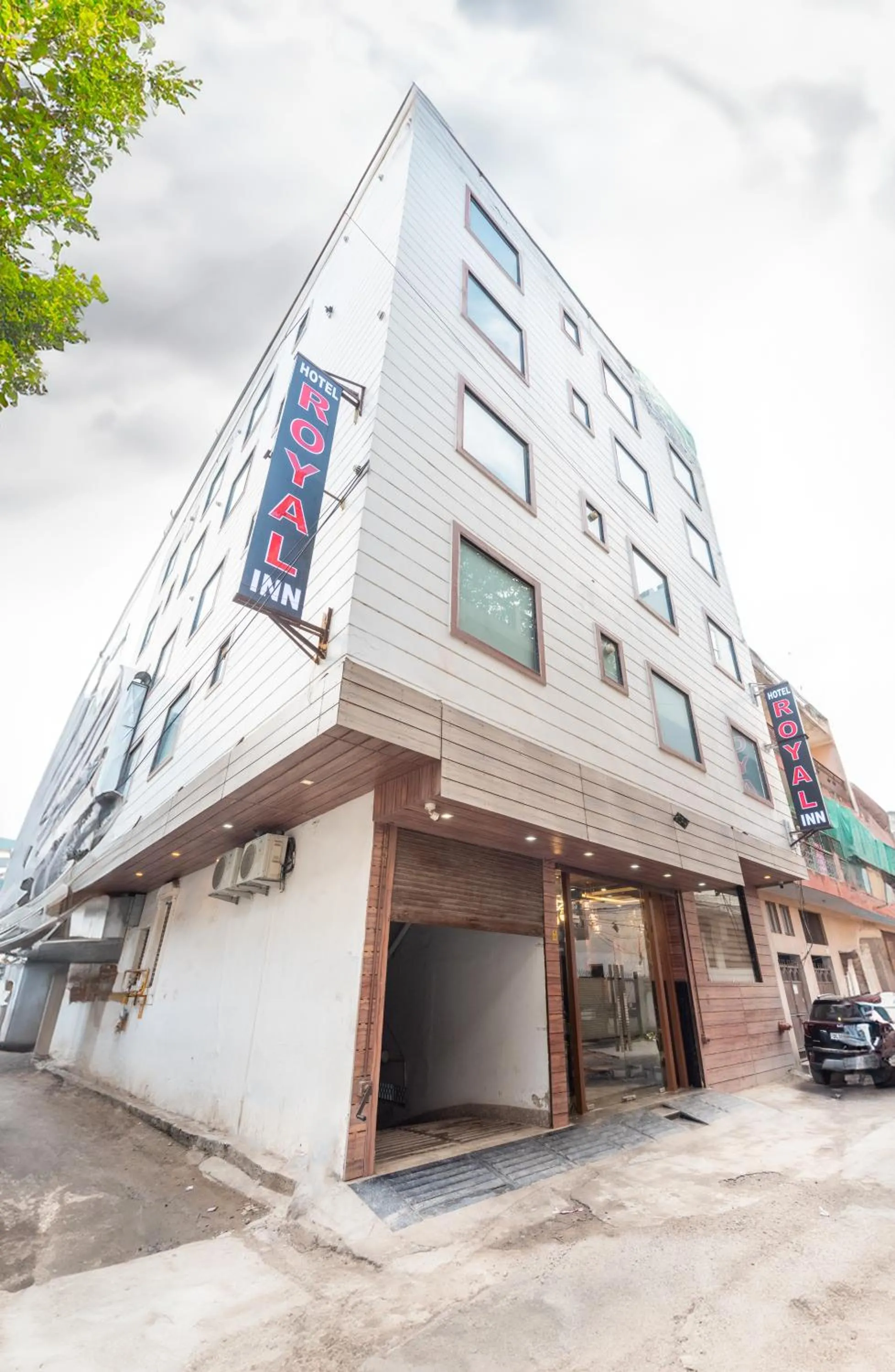 Property building in Hotel Royal Inn igi