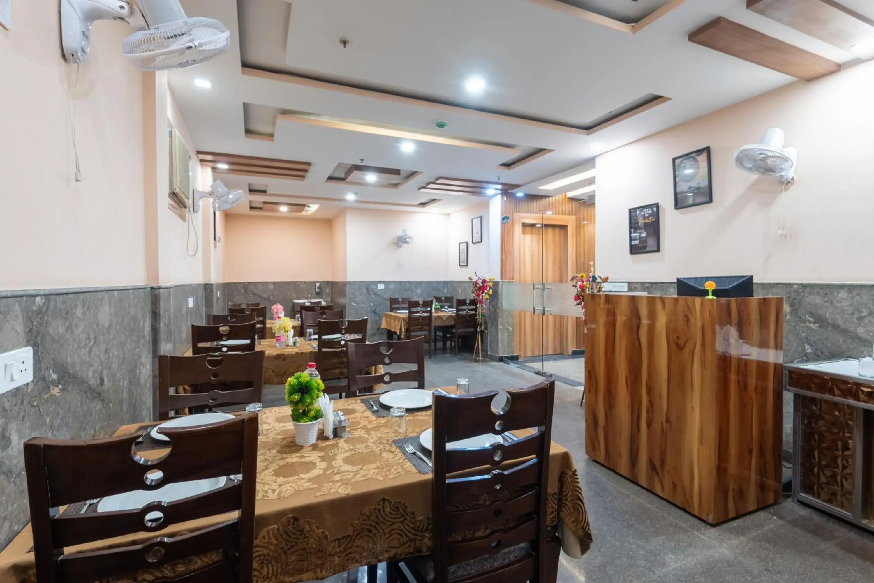 Restaurant/places to eat in Hotel Royal Inn igi Restaurant/places to eat in Hotel Royal Inn igi