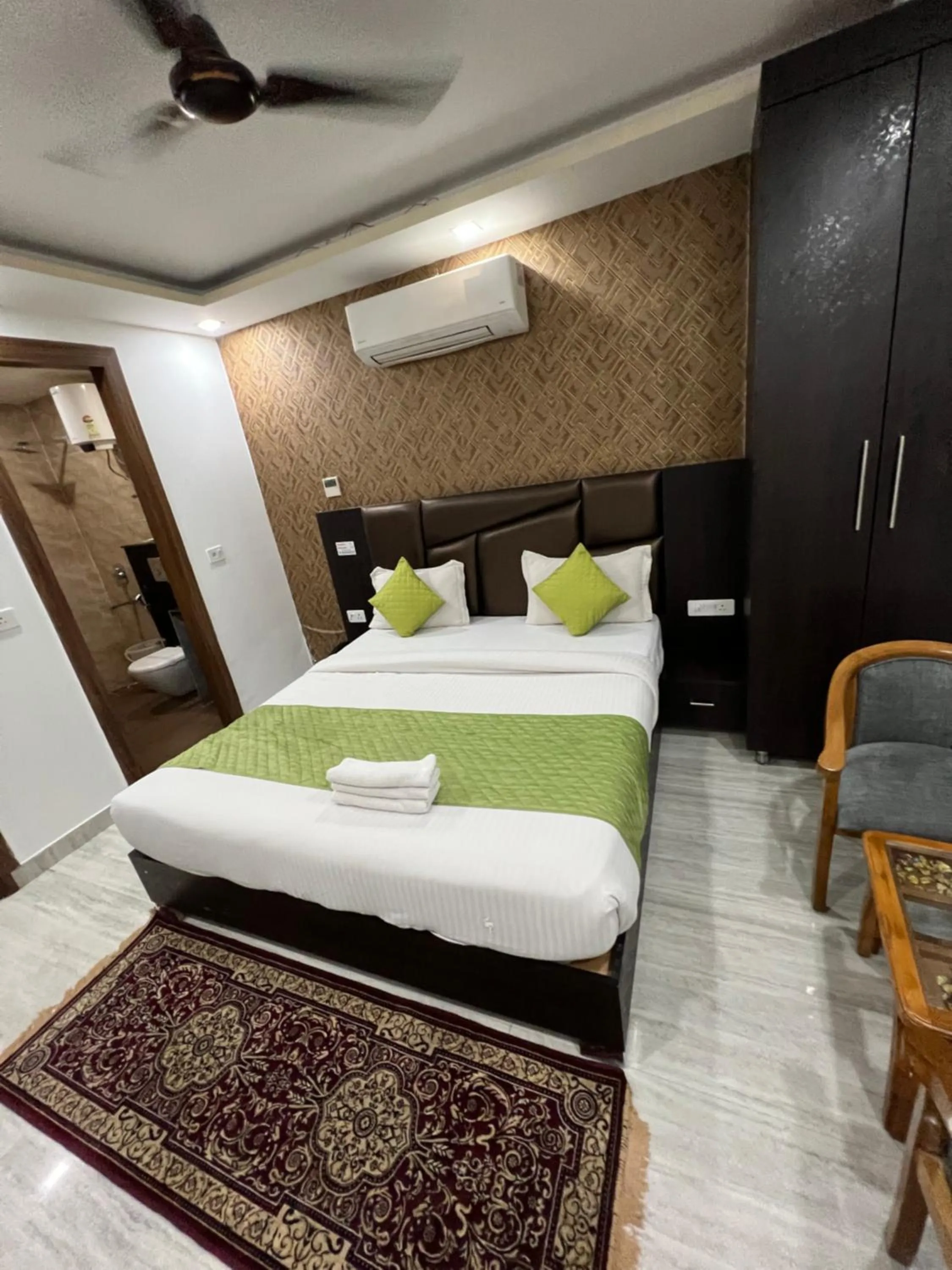 Bedroom, Bed in Hotel Royal Inn igi