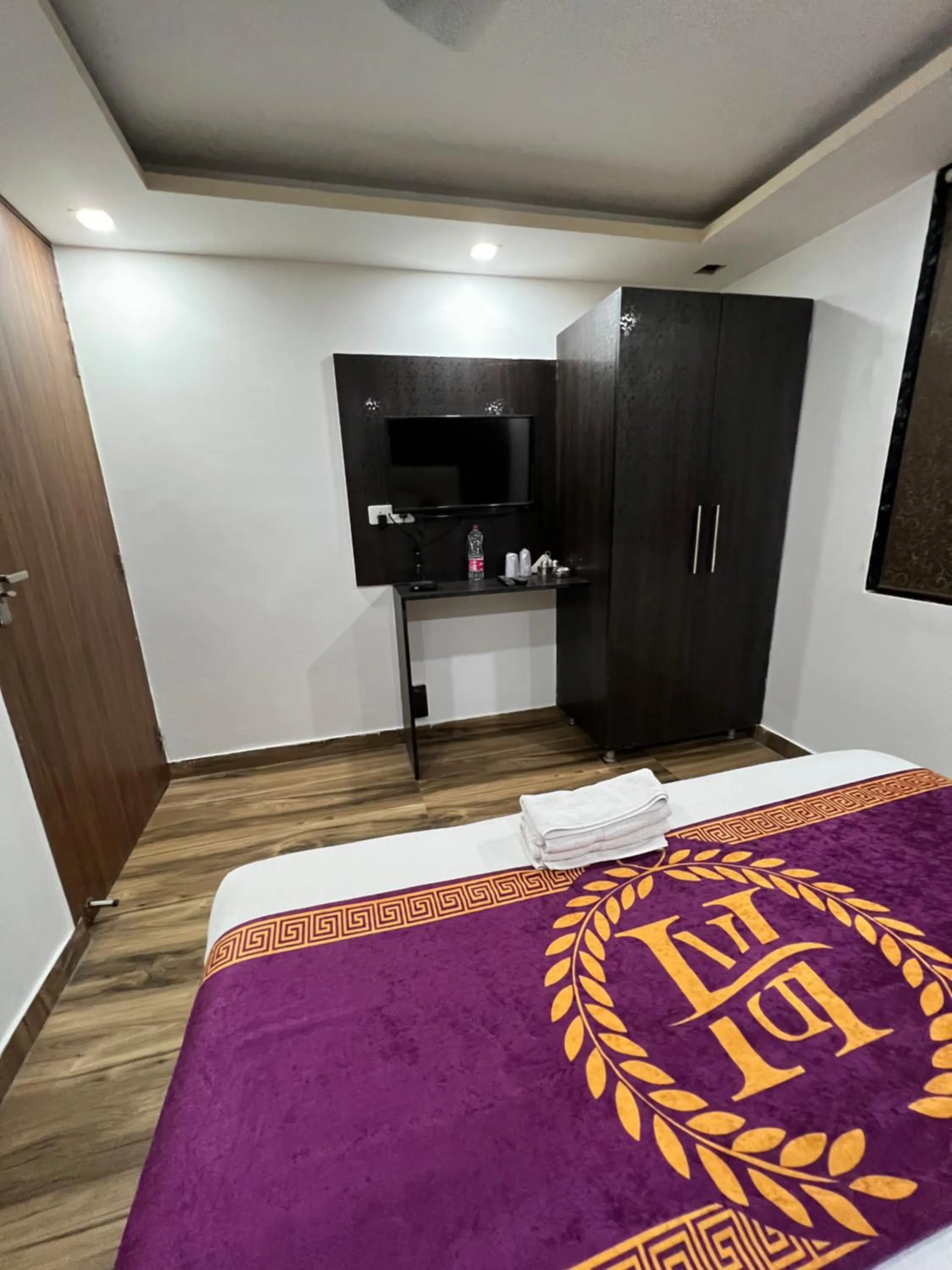 Bedroom, Bed in Hotel Royal Inn igi