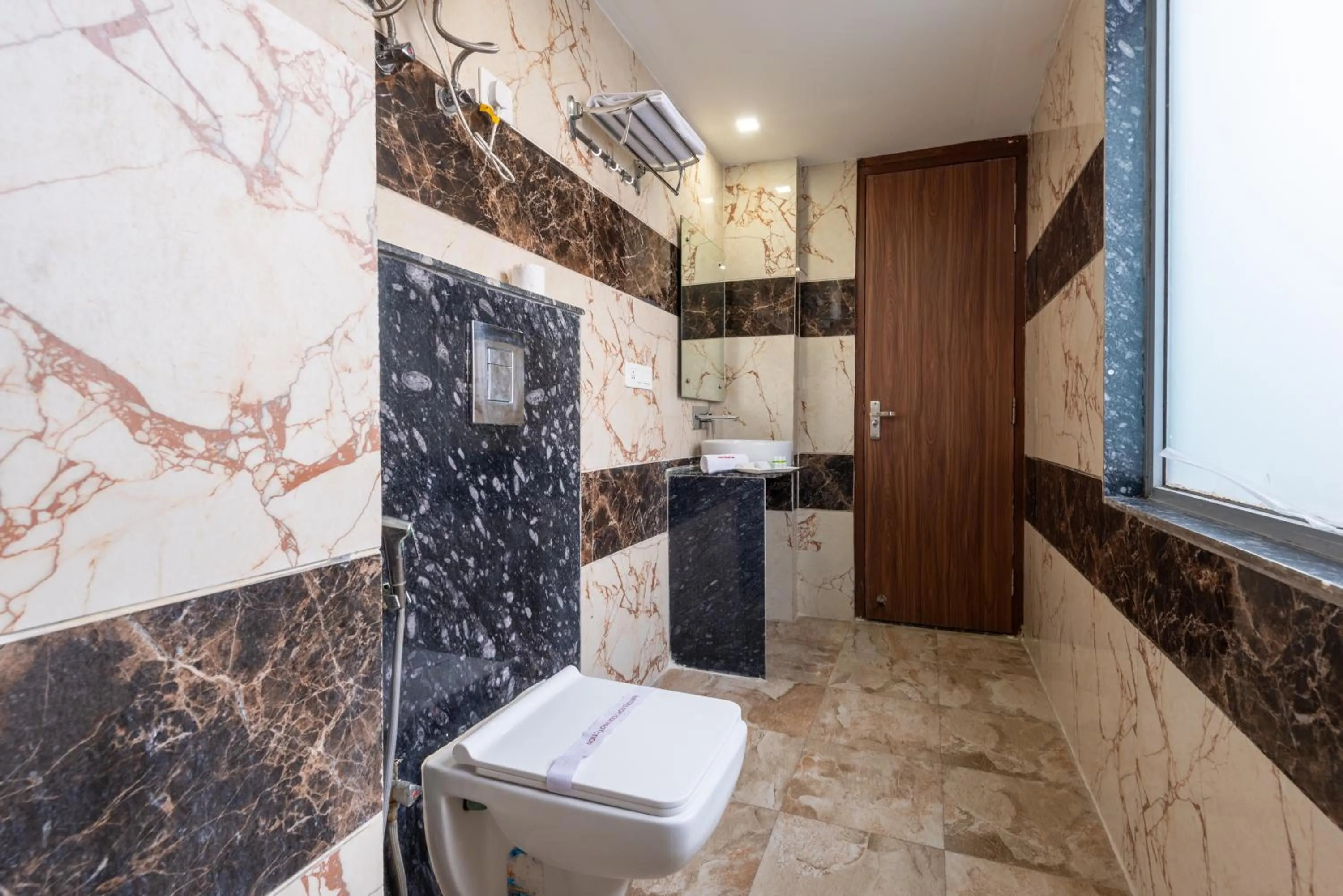 Bathroom in Hotel Royal Inn igi