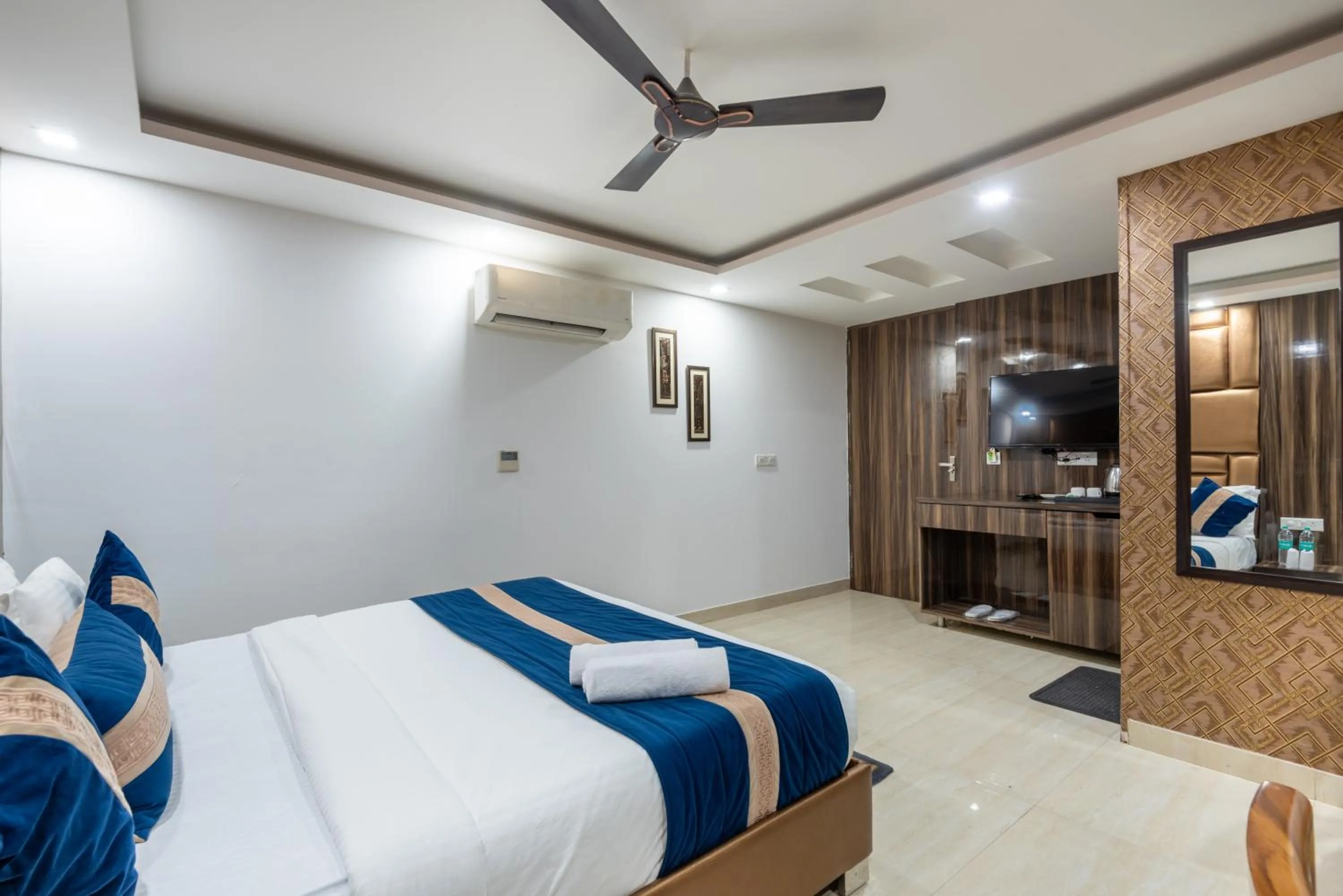 Bedroom, Bed in Hotel Royal Inn igi