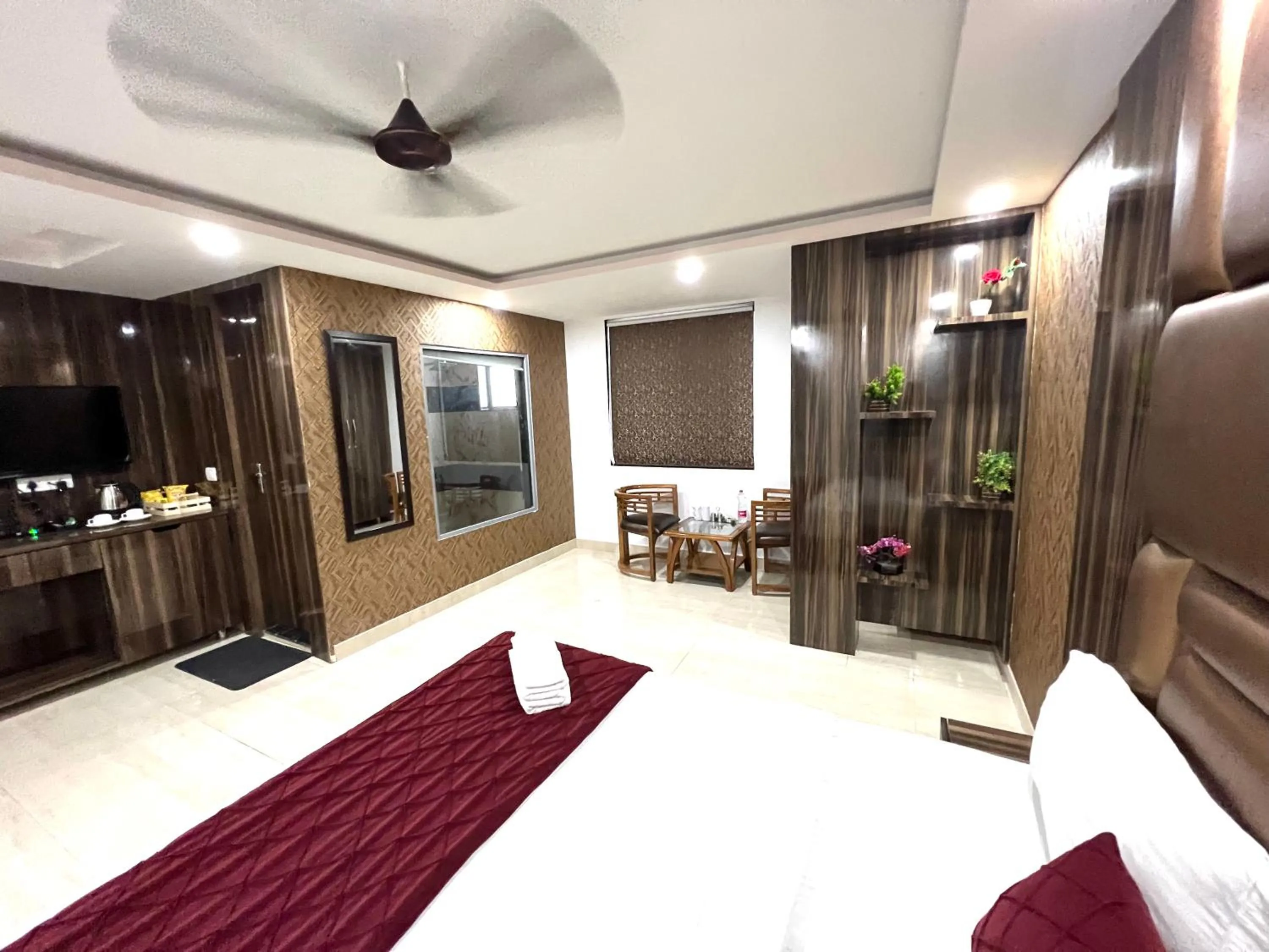 Bedroom, Bed in Hotel Royal Inn igi