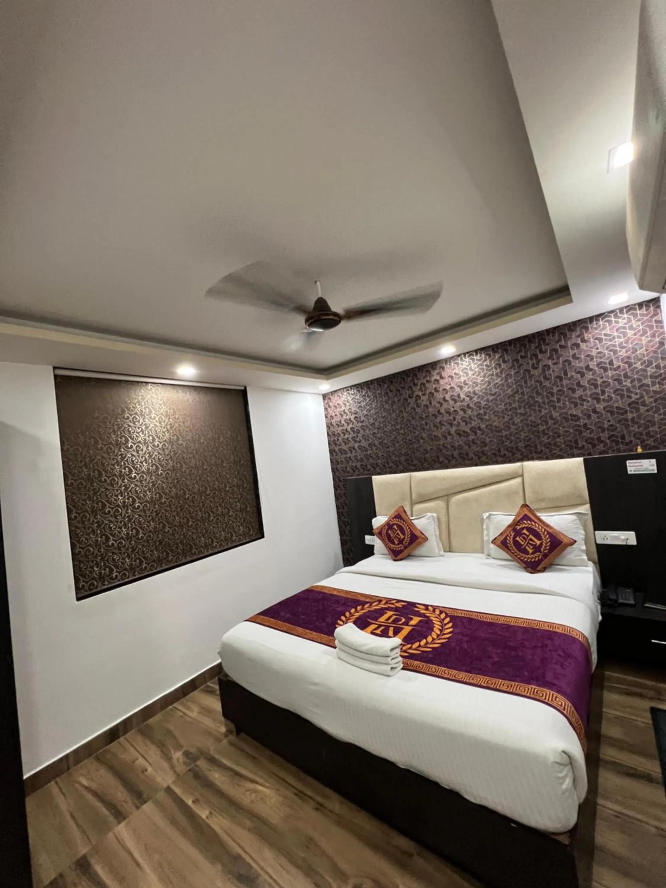 Bedroom, Bed in Hotel Royal Inn igi