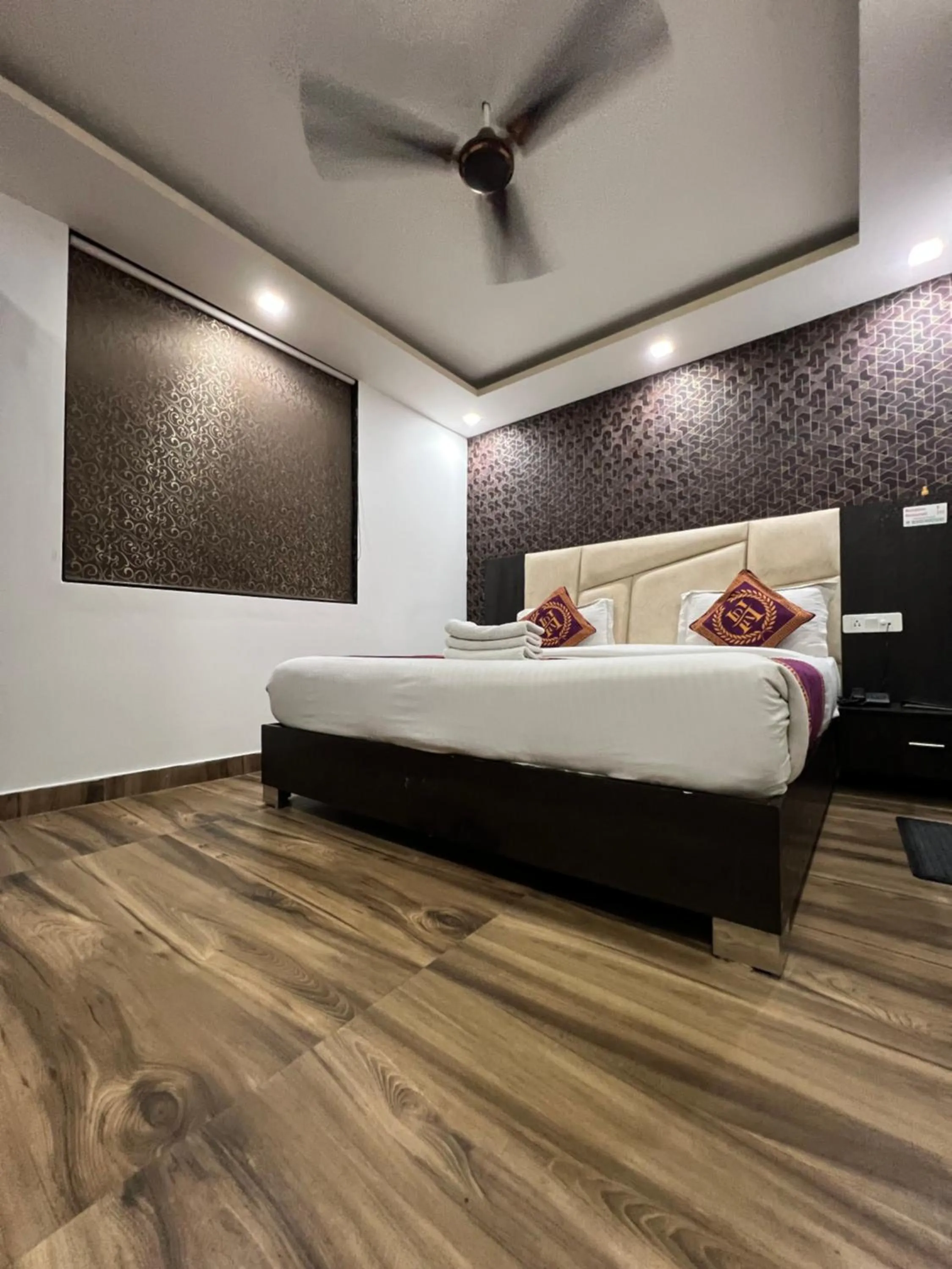 Bed in Hotel Royal Inn igi