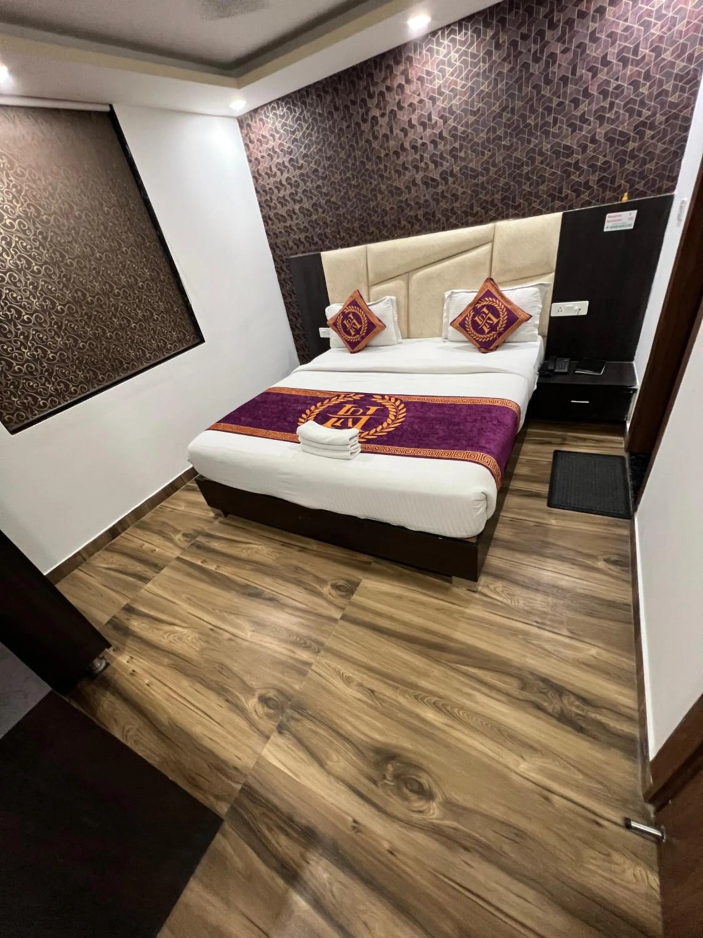 Bedroom, Bed in Hotel Royal Inn igi