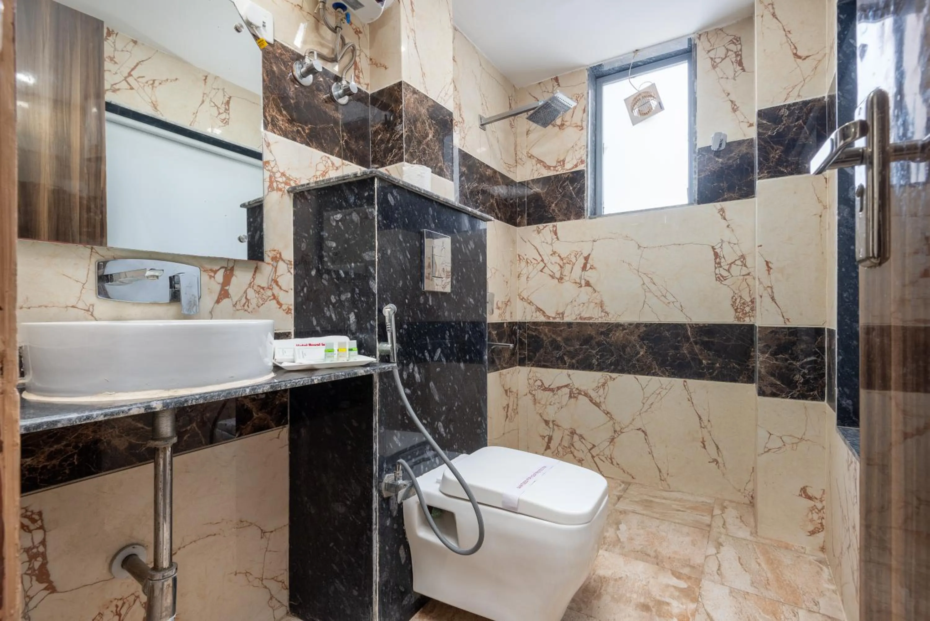 Bathroom in Hotel Royal Inn igi