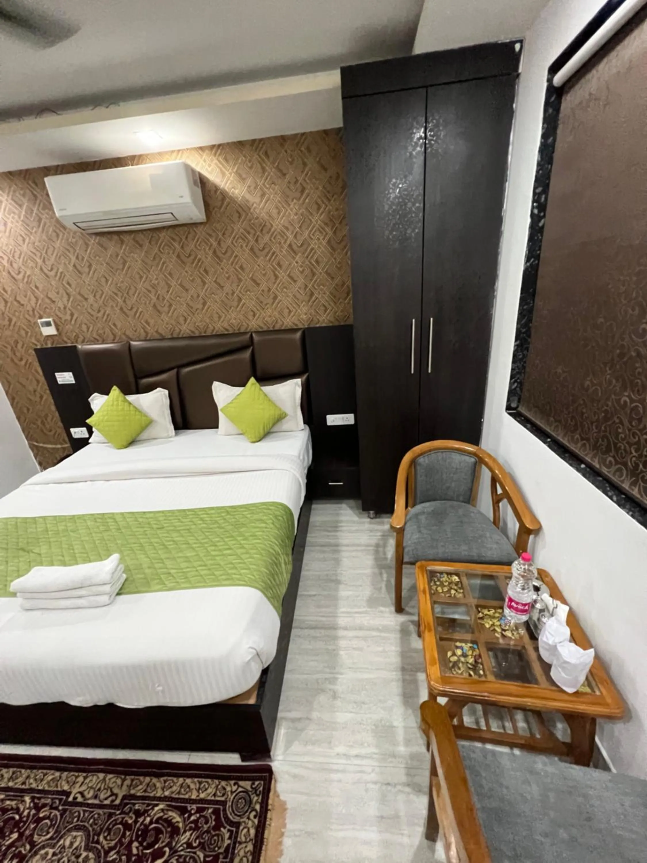 Bed in Hotel Royal Inn igi