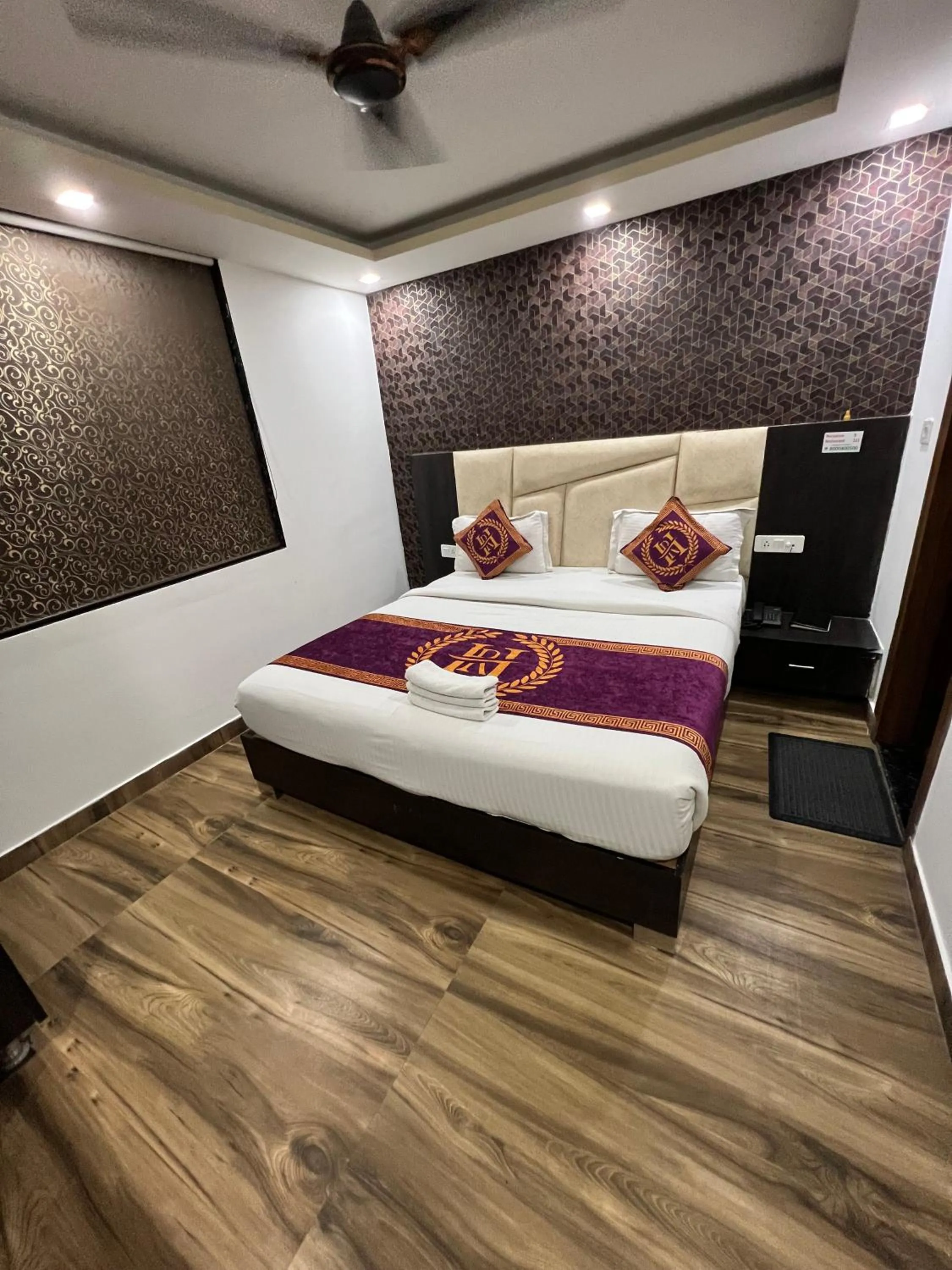 Bed in Hotel Royal Inn igi