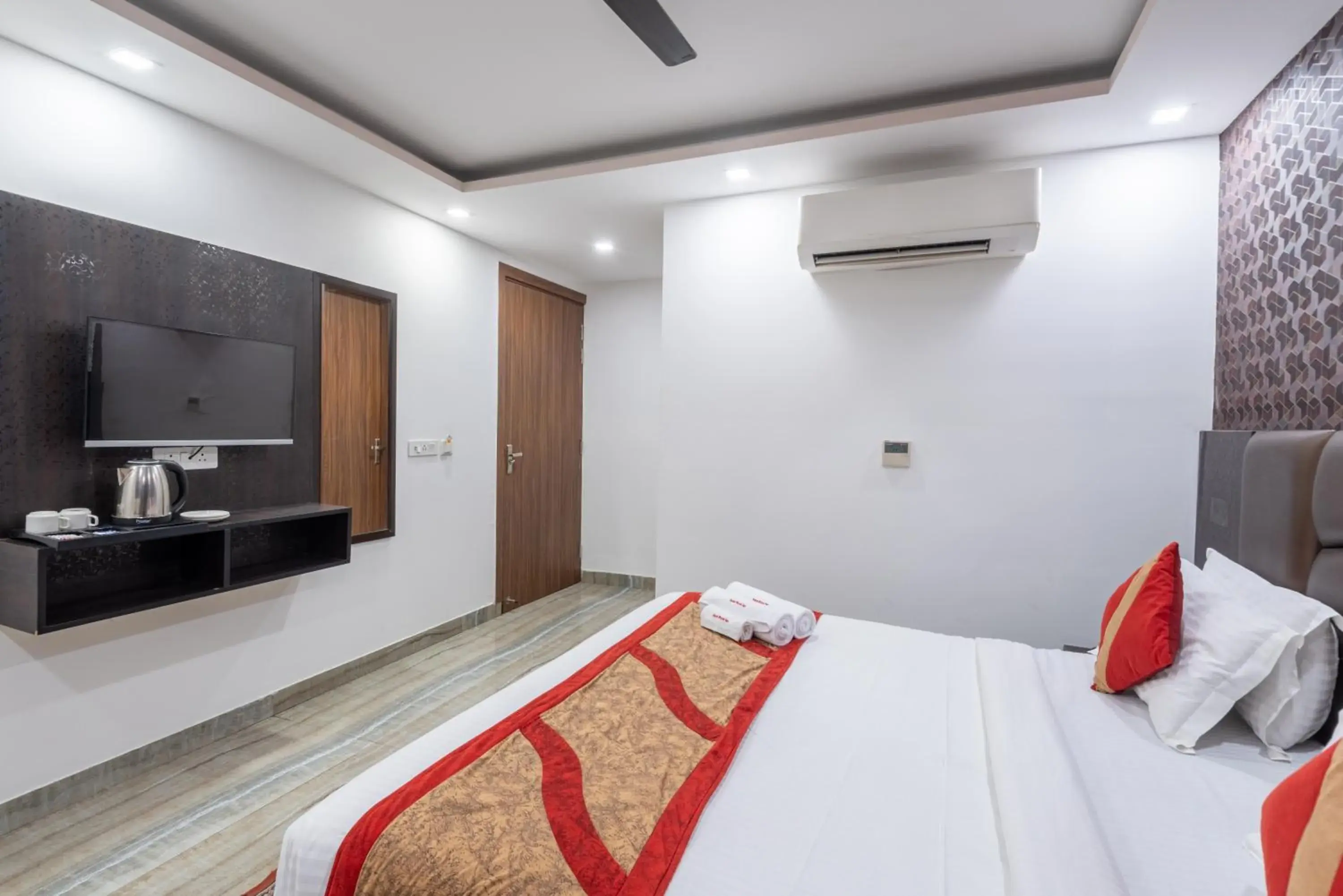 Bedroom, Bed in Hotel Royal Inn igi Bedroom, Bed in Hotel Royal Inn igi