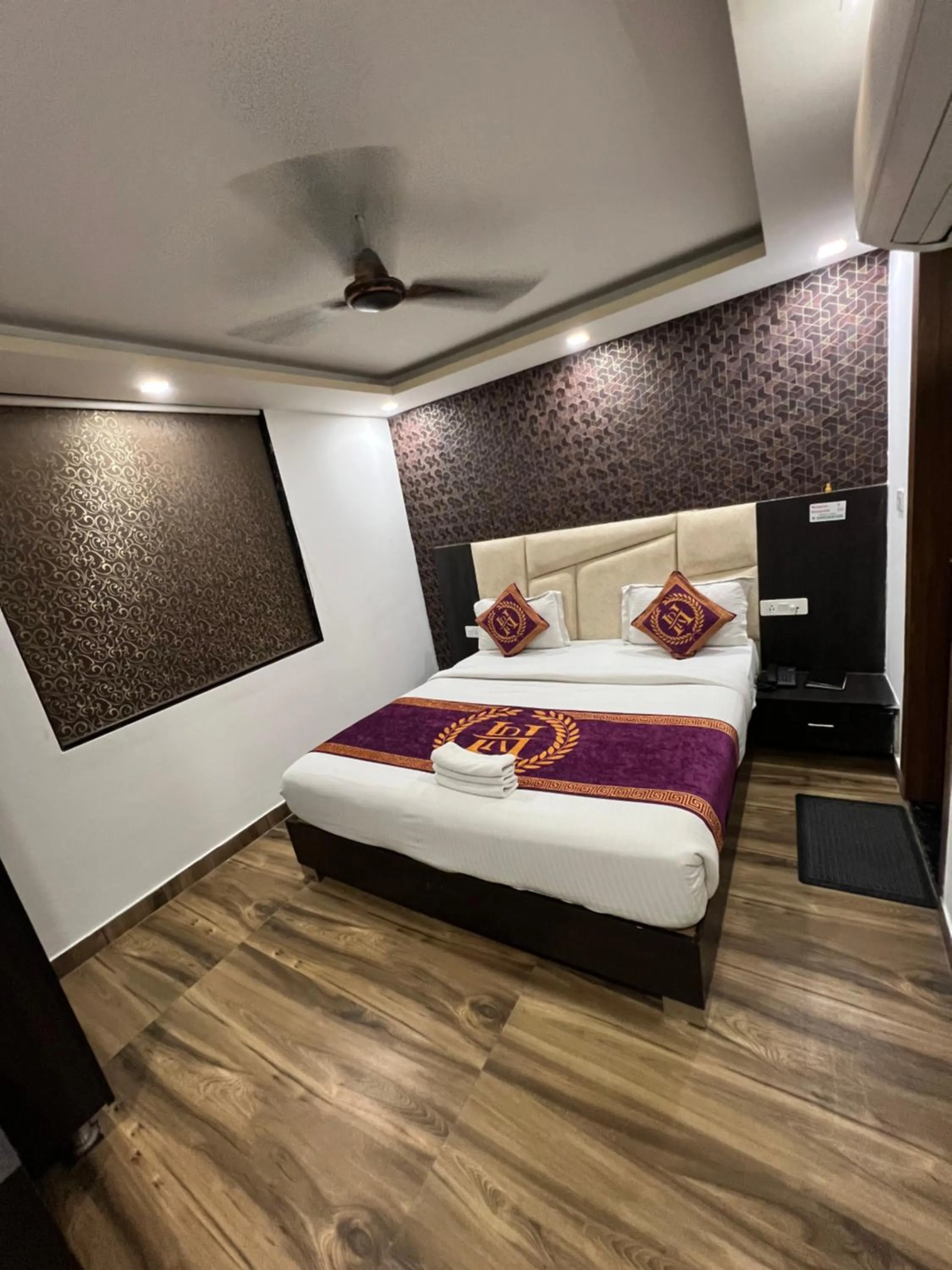 Bedroom, Bed in Hotel Royal Inn igi