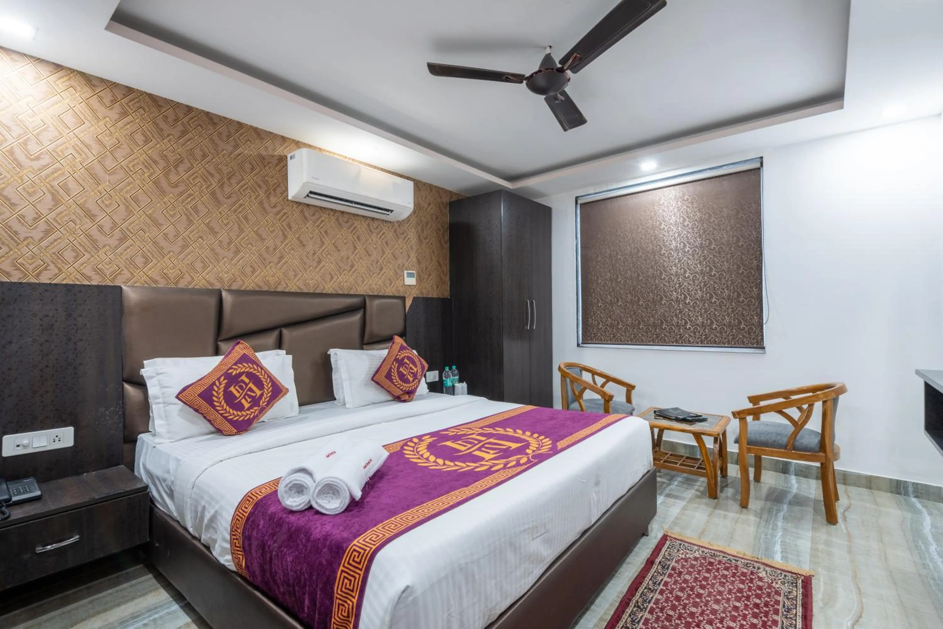 Bed in Hotel Royal Inn igi