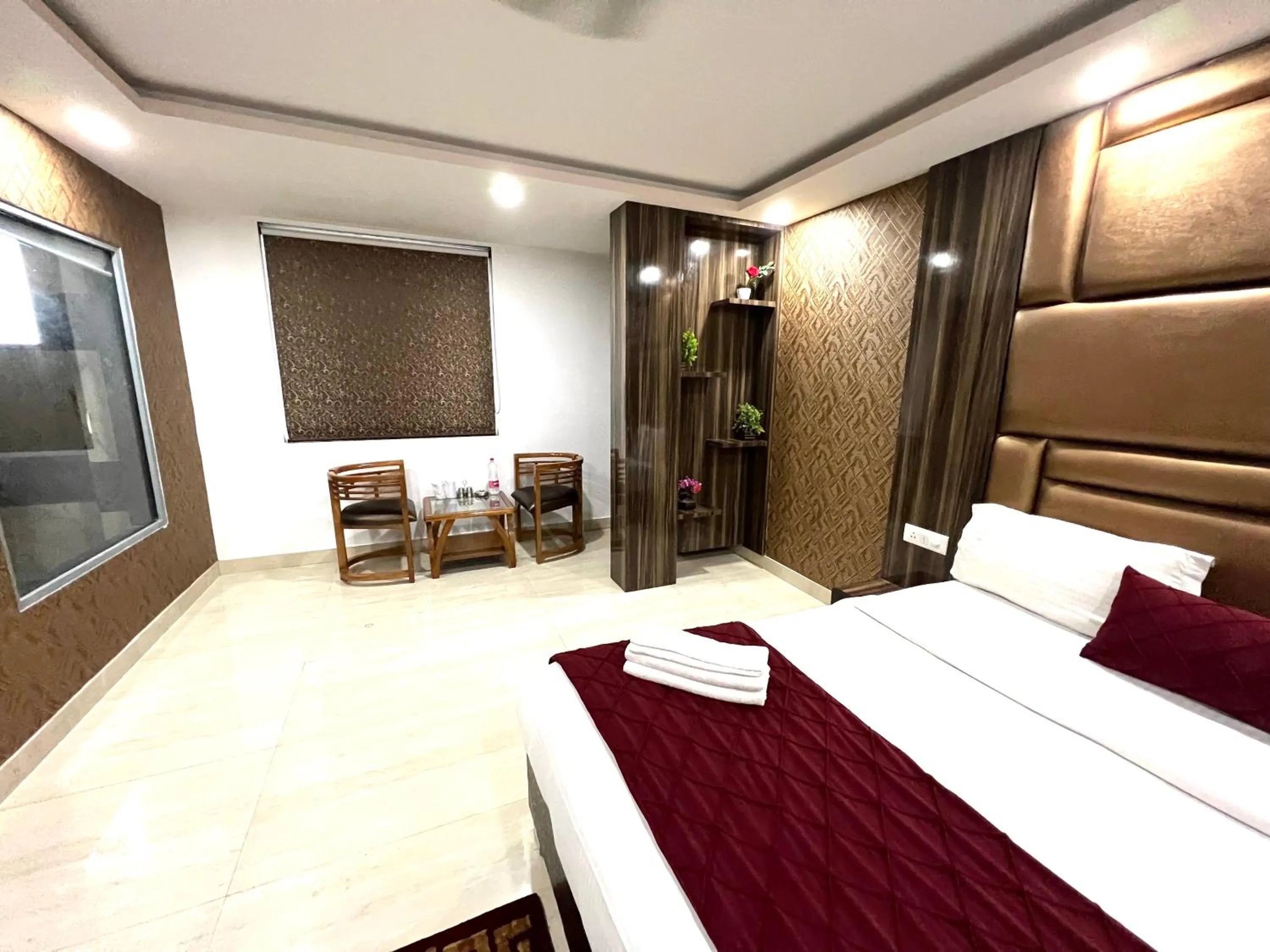 Bedroom, Bed in Hotel Royal Inn igi