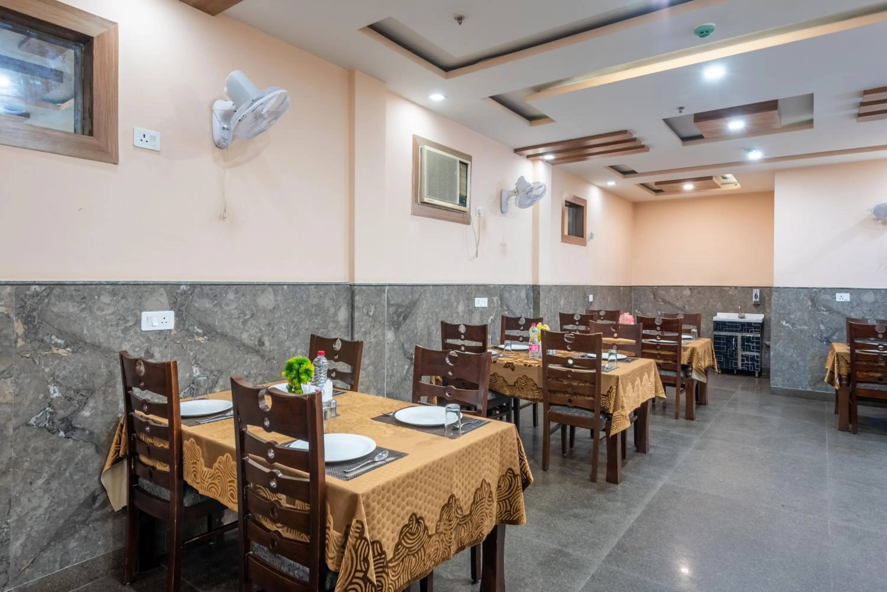 Banquet/Function facilities in Hotel Royal Inn igi