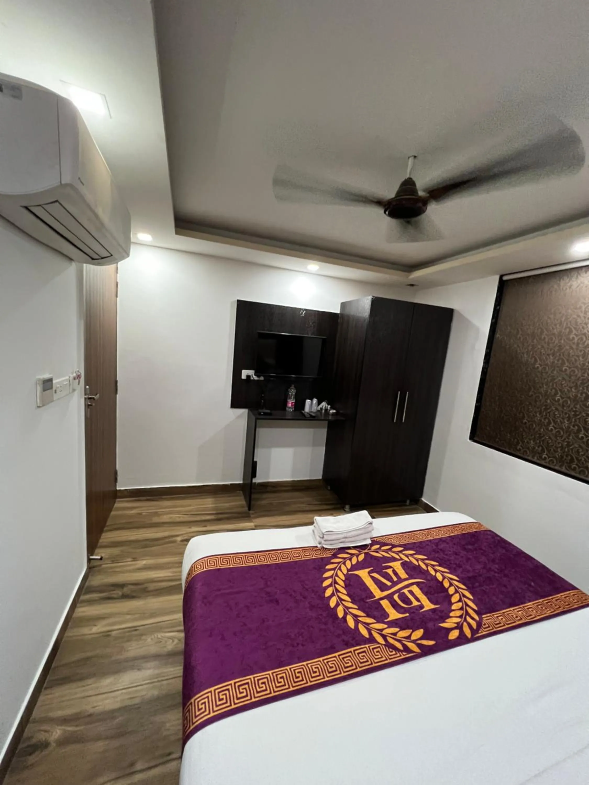 Bedroom, Bed in Hotel Royal Inn igi