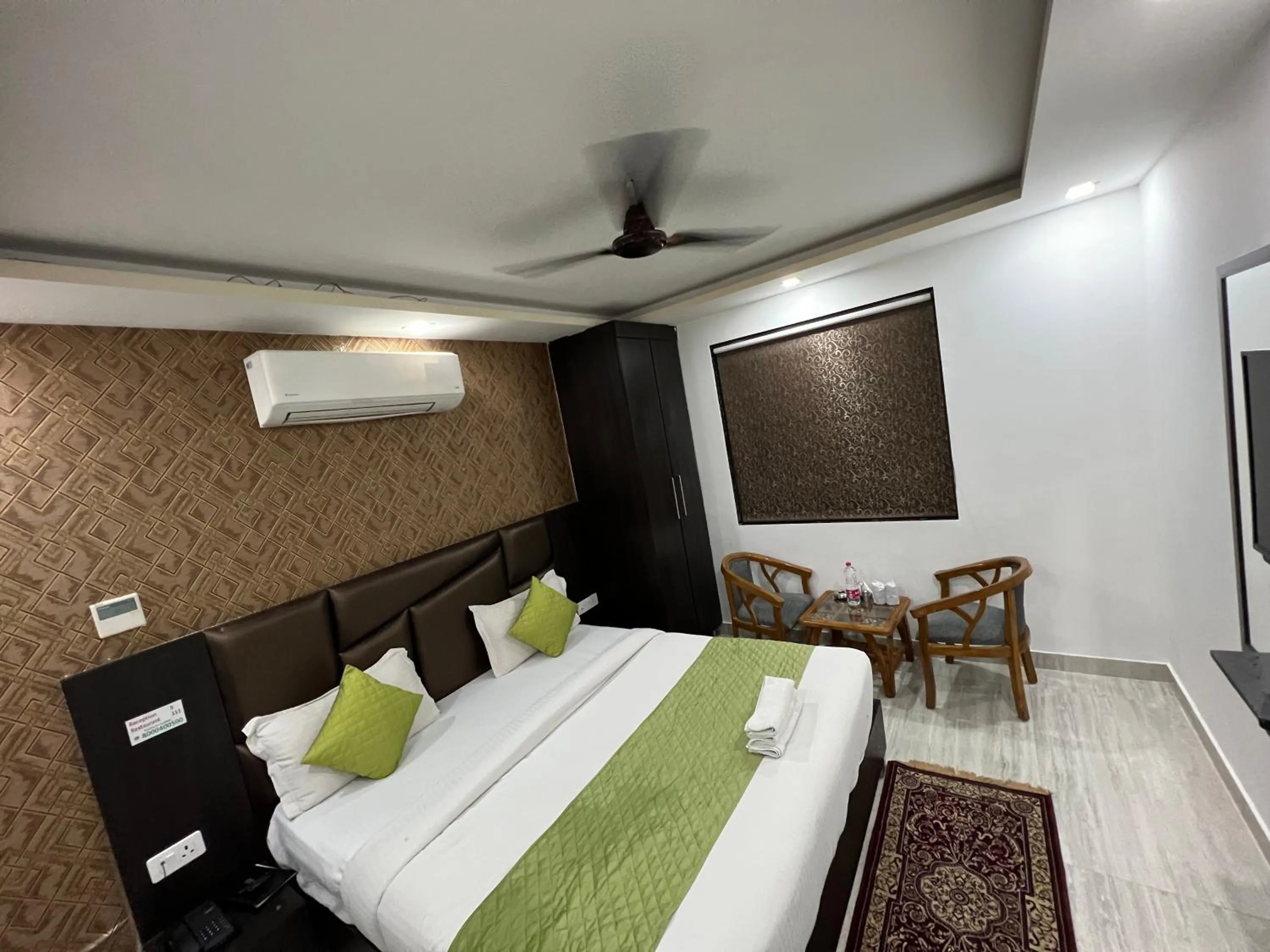 Bed in Hotel Royal Inn igi