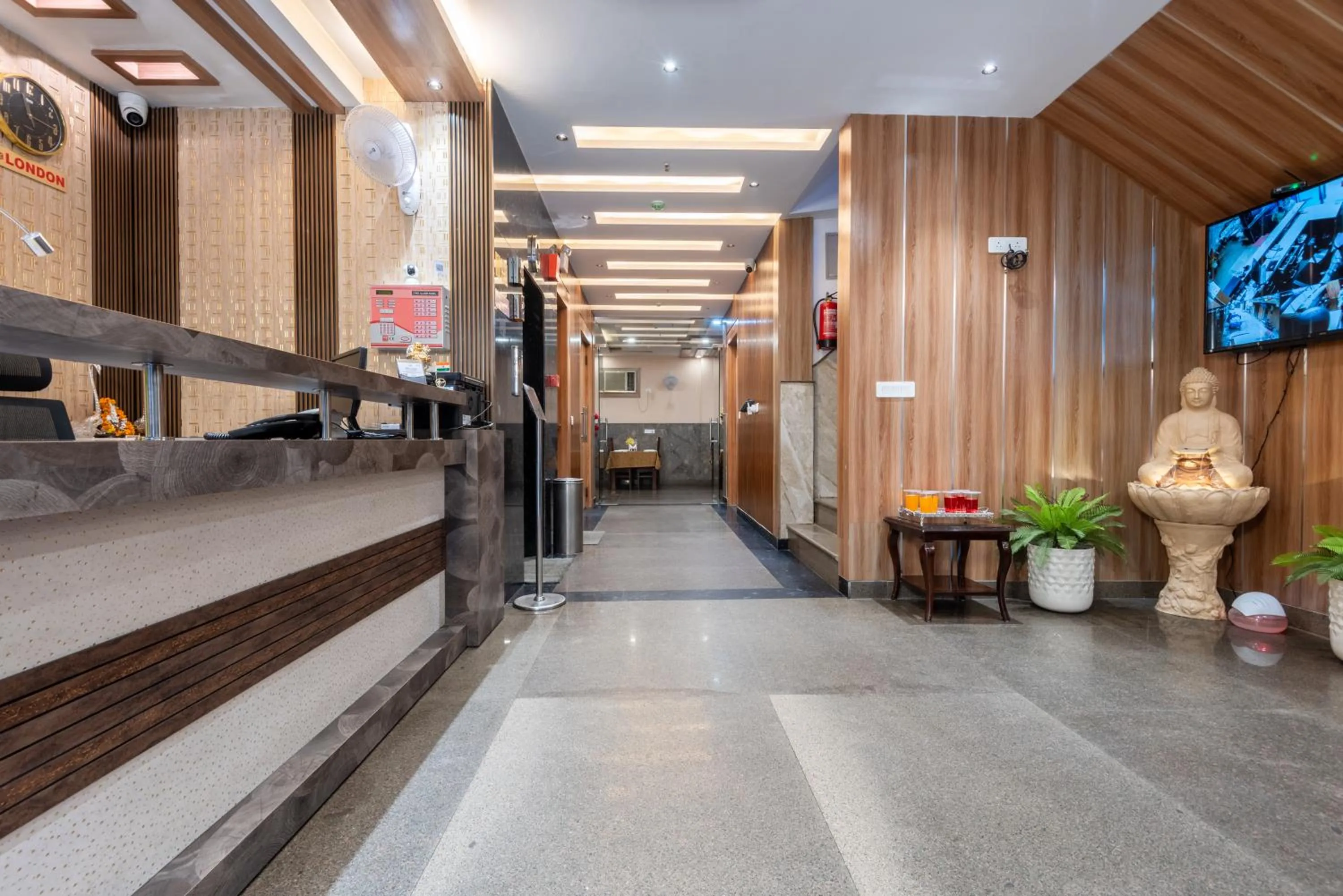 Lobby or reception in Hotel Royal Inn igi