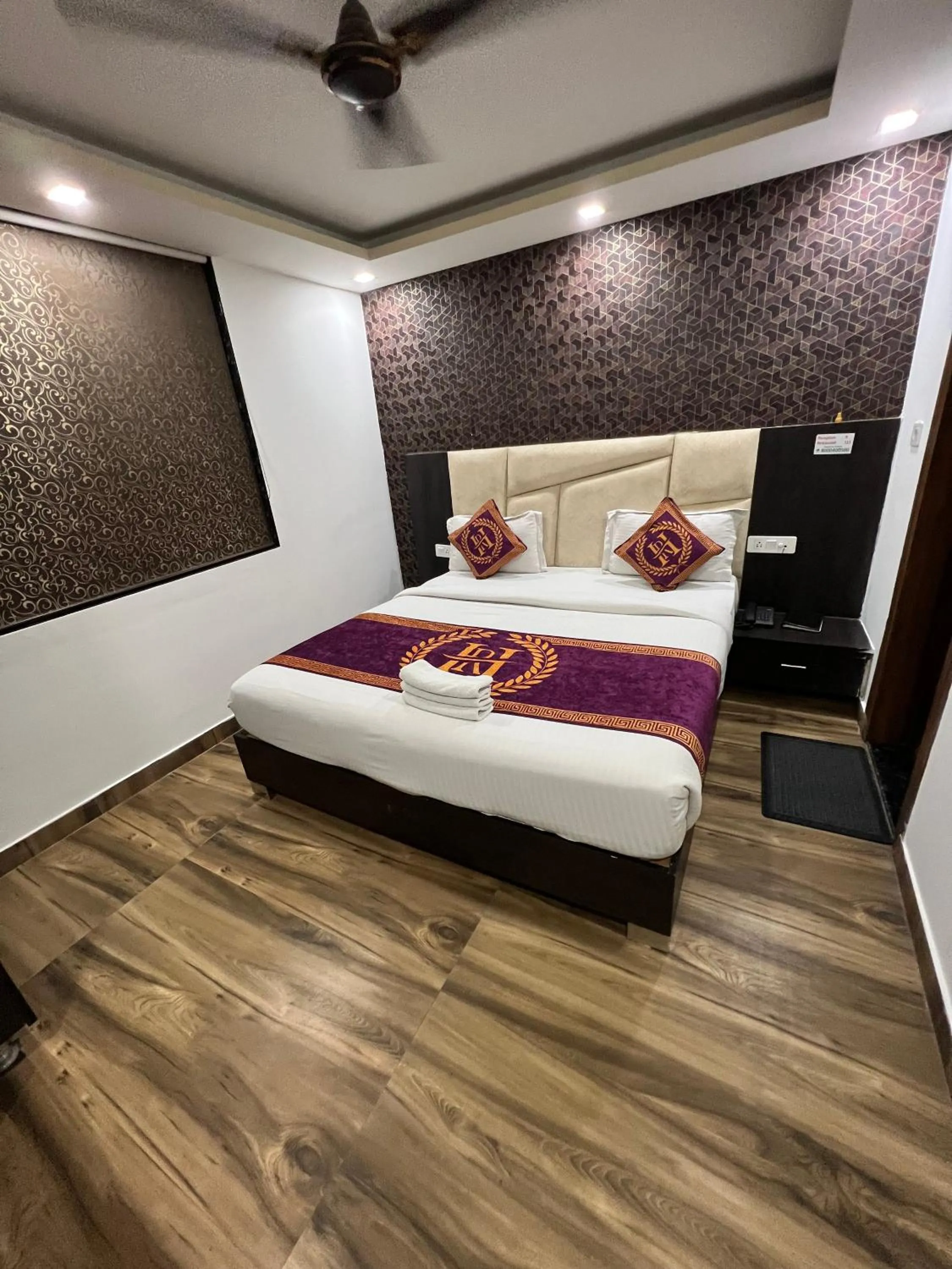 Bedroom, Bed in Hotel Royal Inn igi