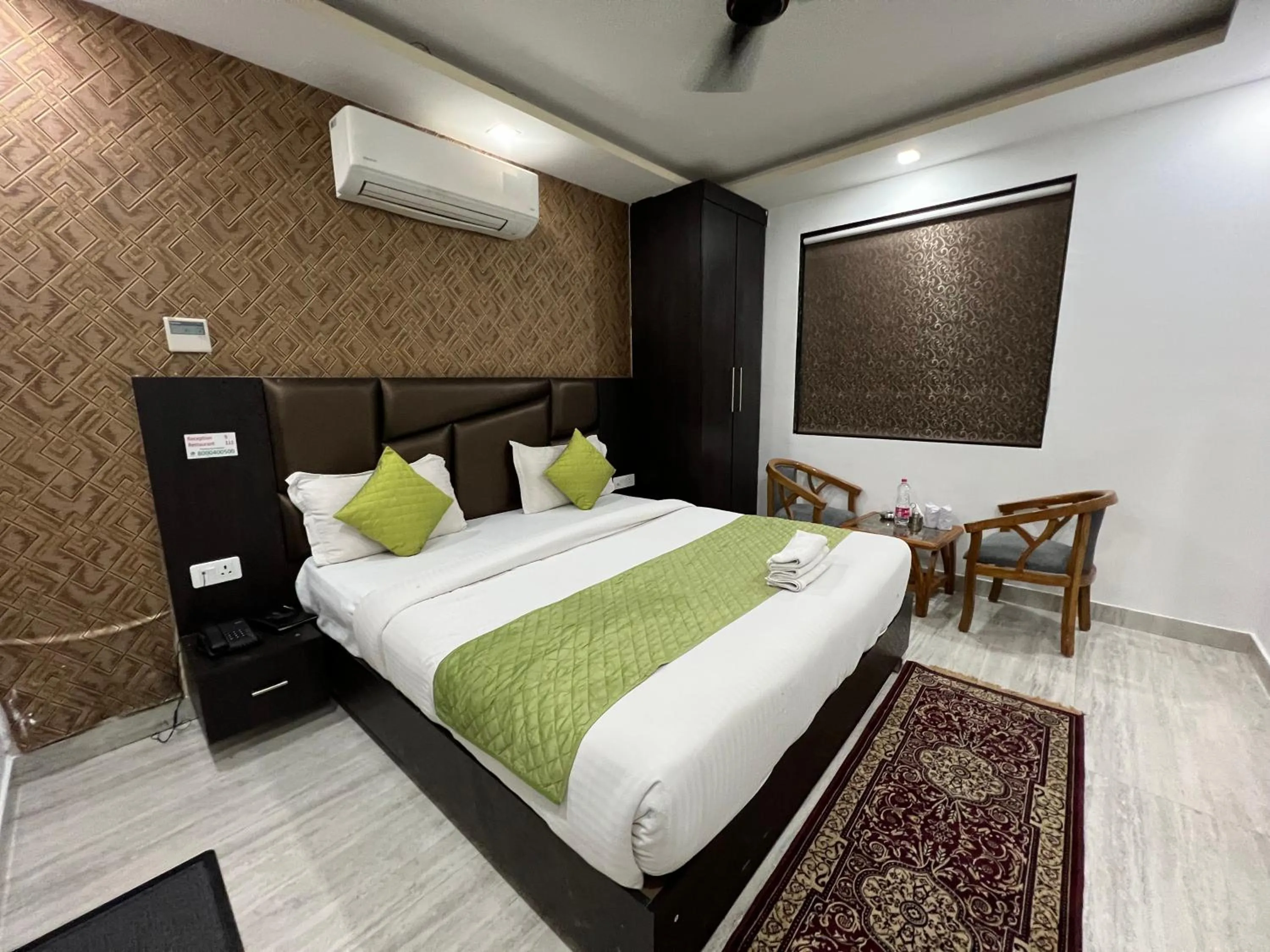 Bed in Hotel Royal Inn igi