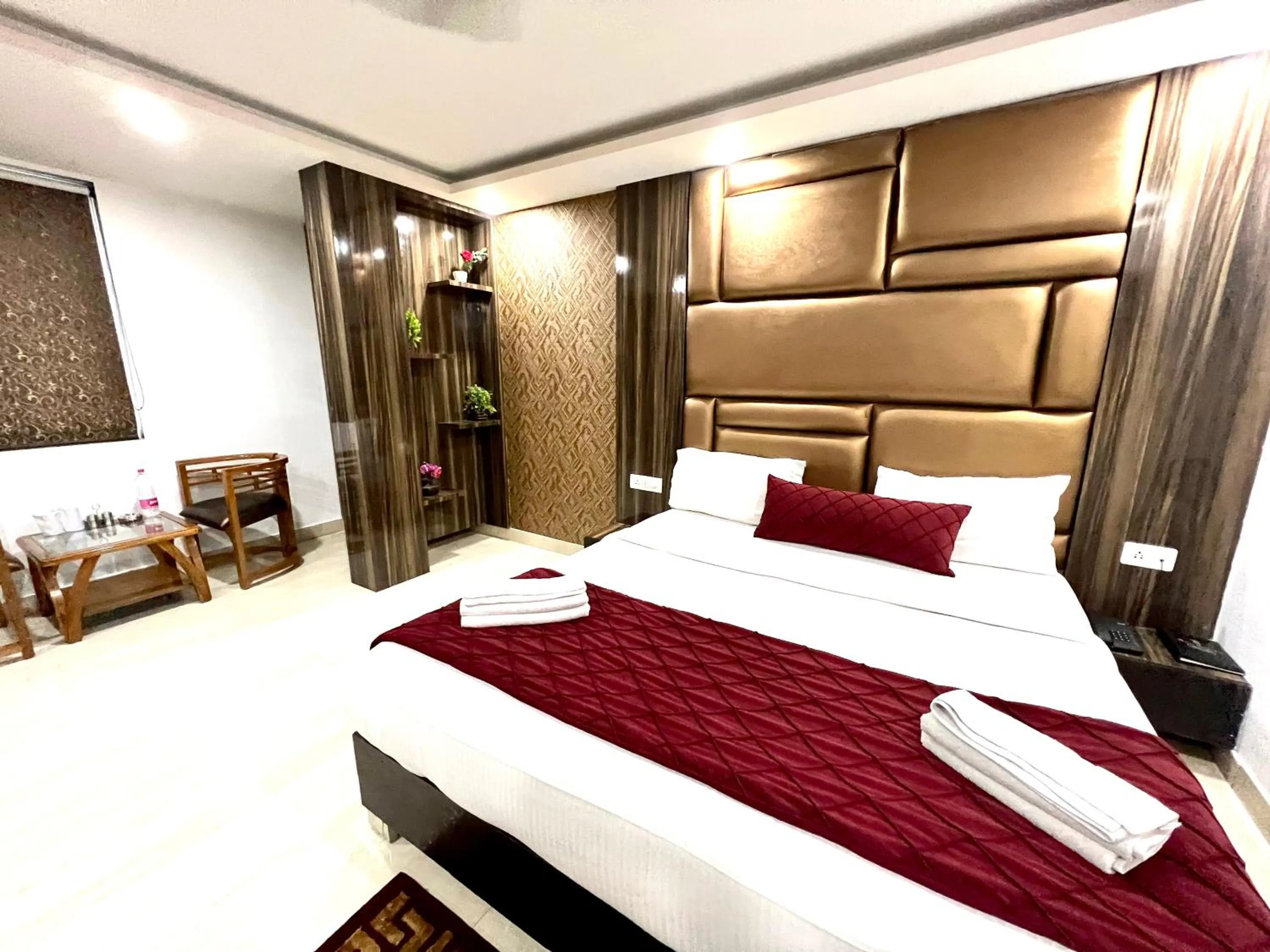 Bedroom, Bed in Hotel Royal Inn igi