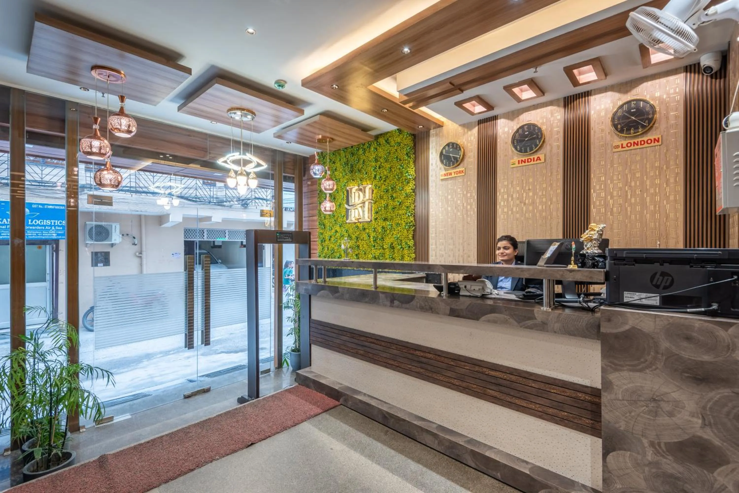 Facade/entrance in Hotel Royal Inn igi