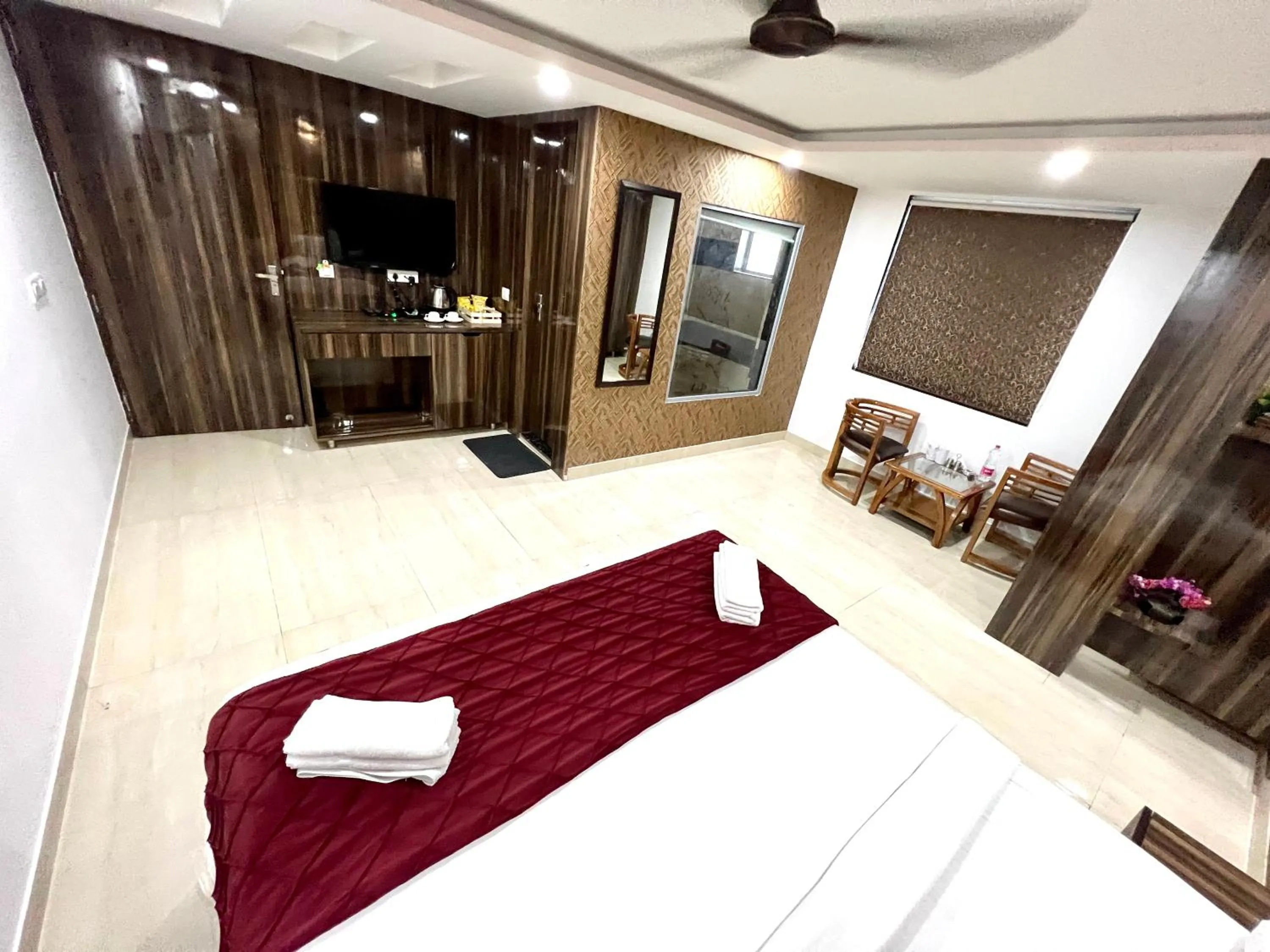 Seating area, Bed in Hotel Royal Inn igi