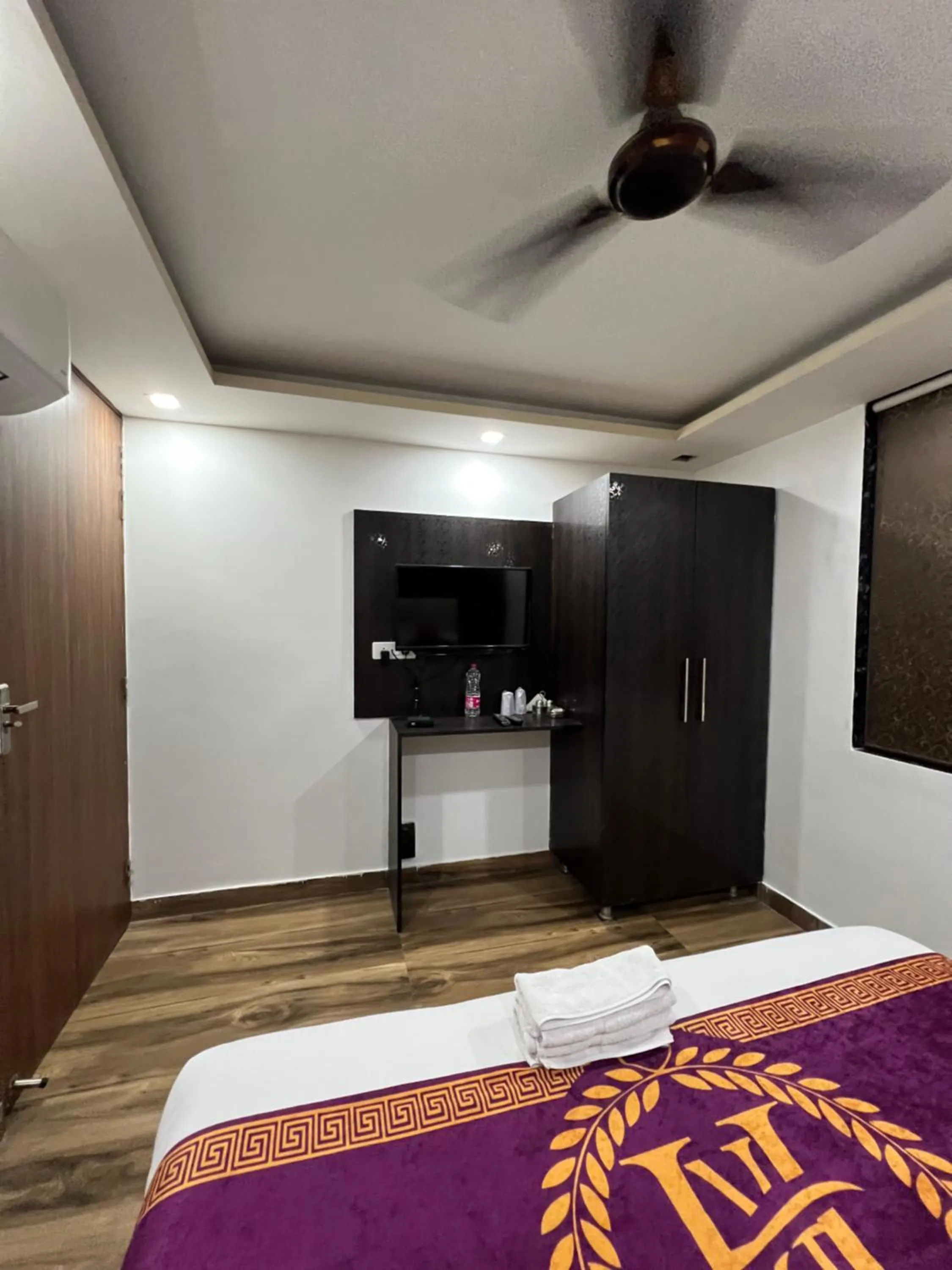 wardrobe, Bed in Hotel Royal Inn igi