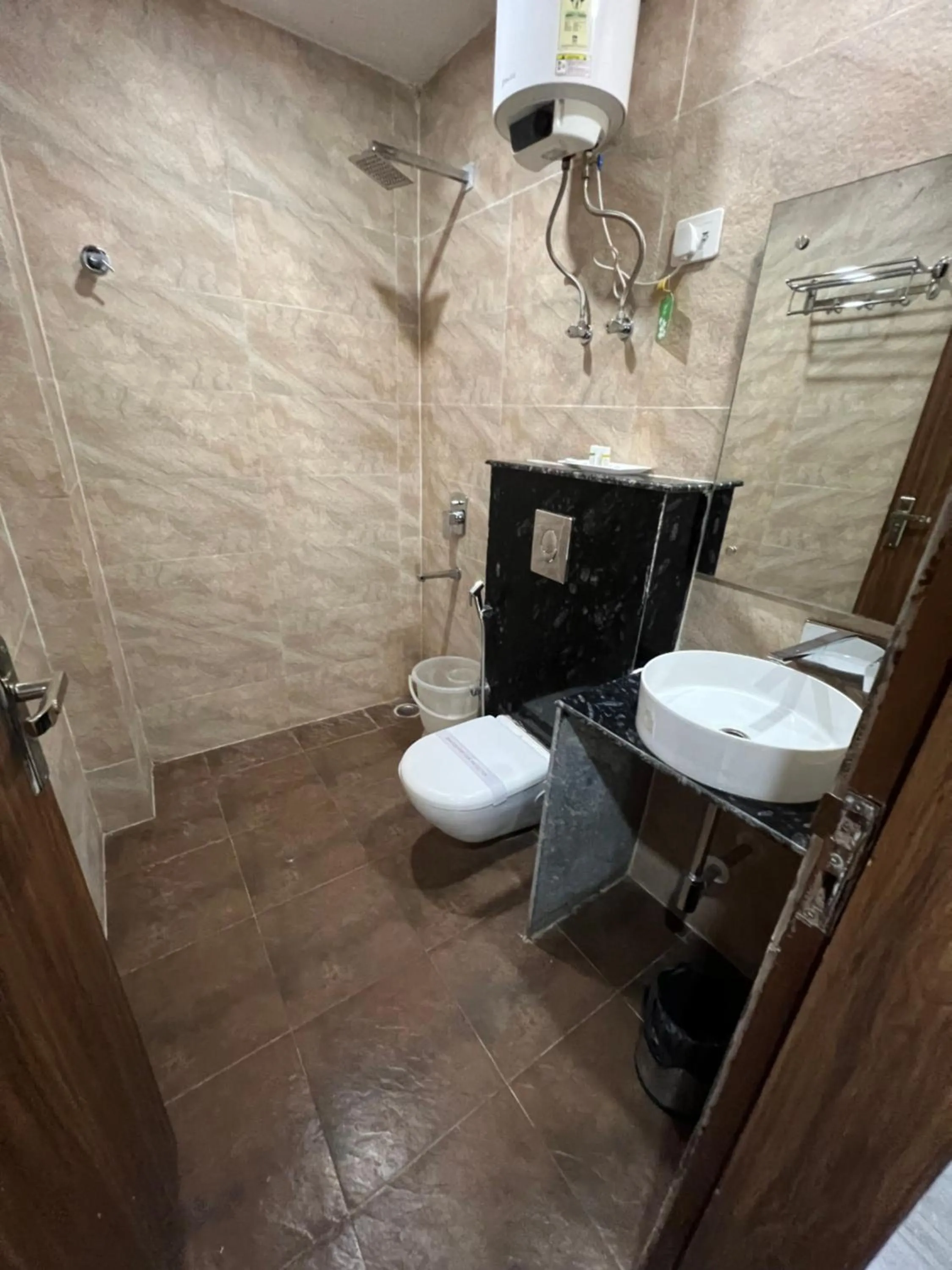 Toilet in Hotel Royal Inn igi