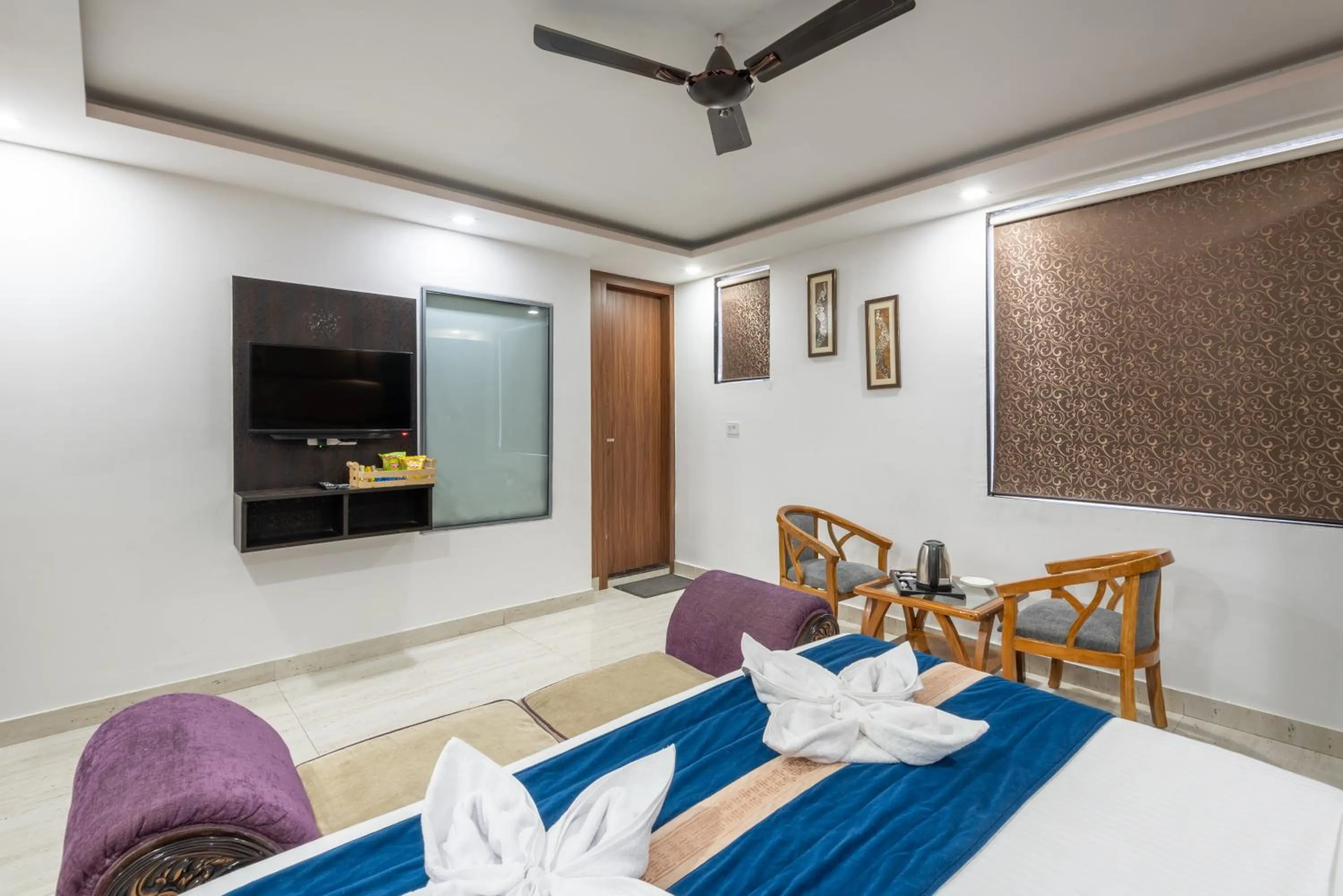 Bedroom, Bed in Hotel Royal Inn igi