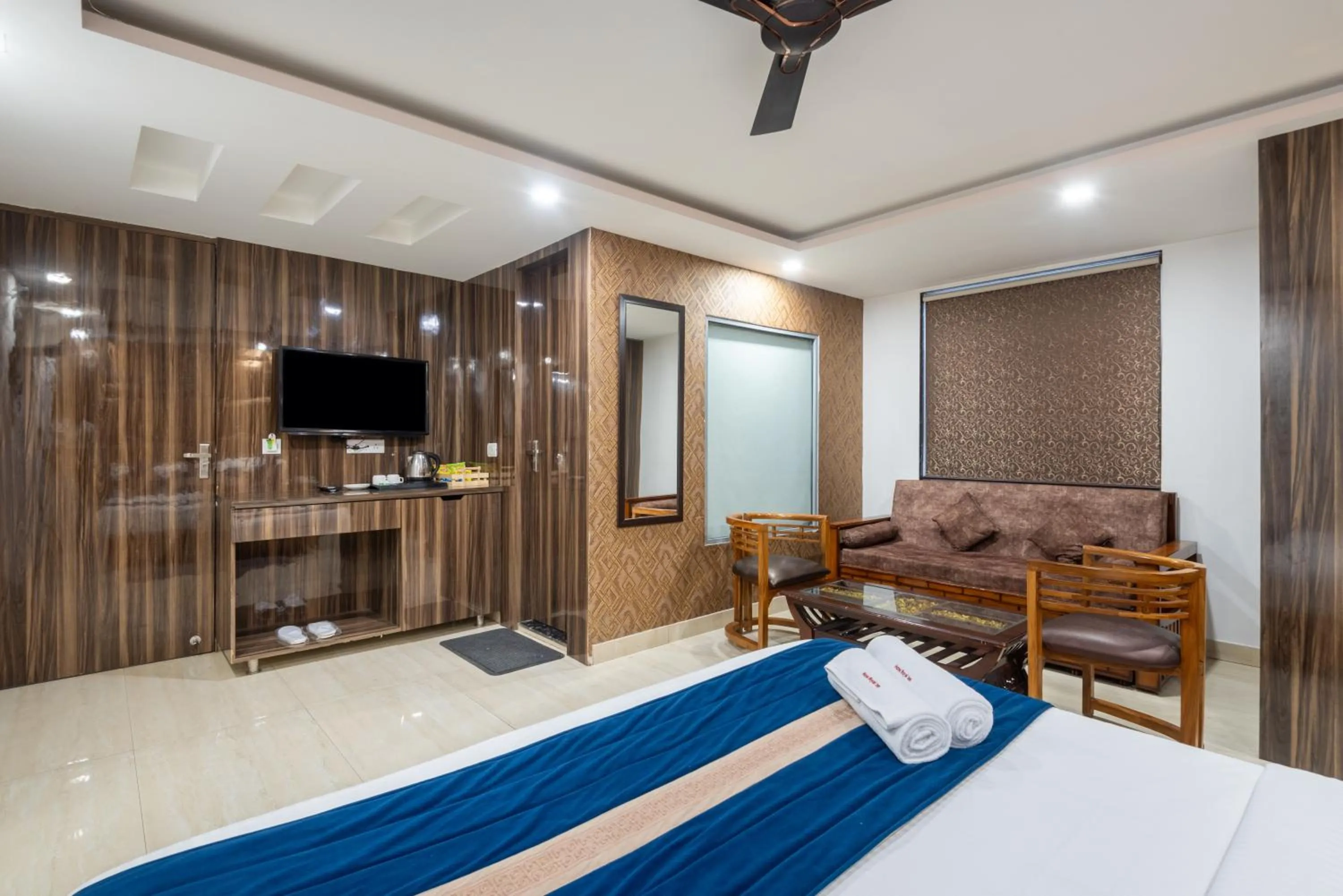 Communal lounge/ TV room, Bed in Hotel Royal Inn igi