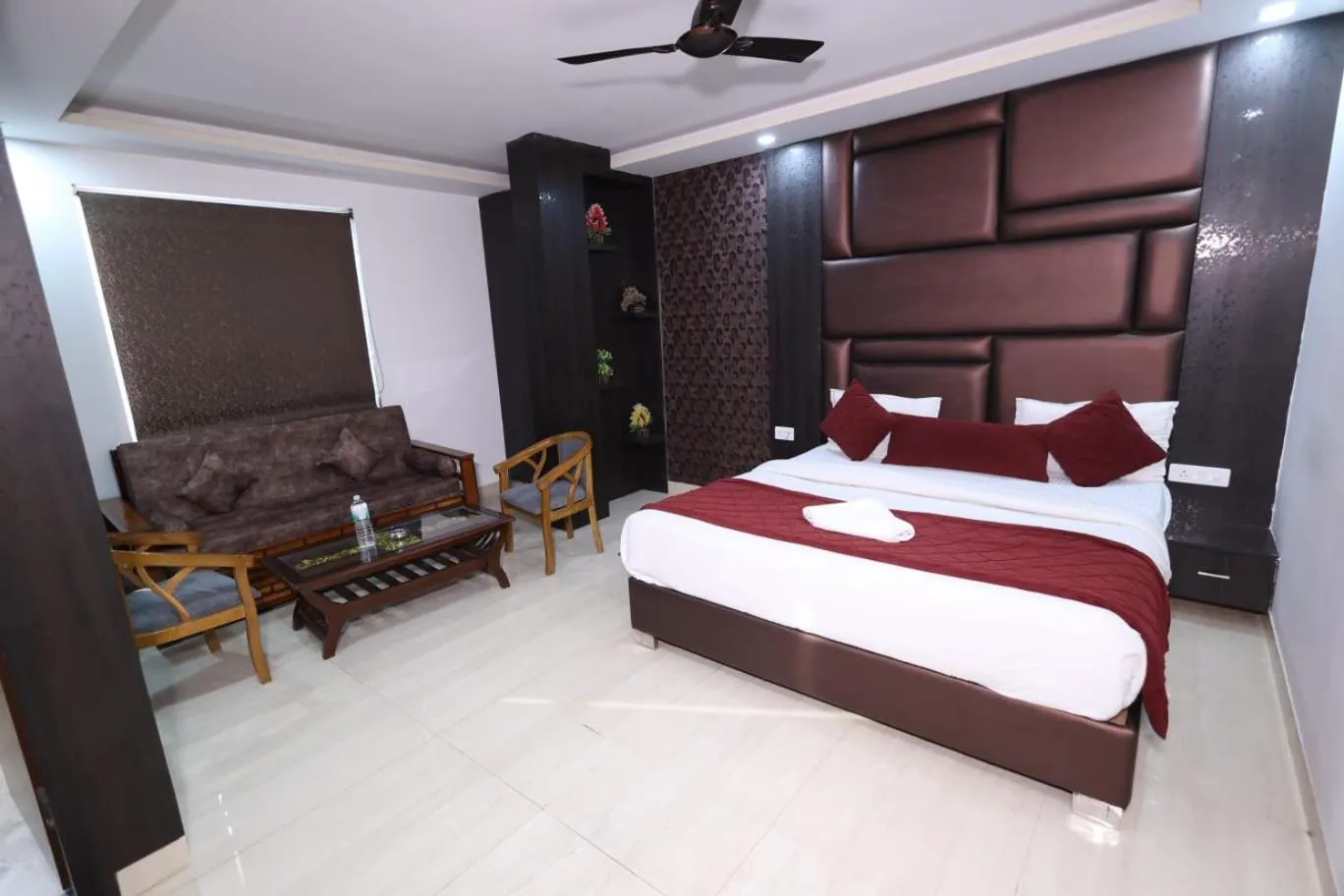 Bedroom, Bed in Hotel Royal Inn igi