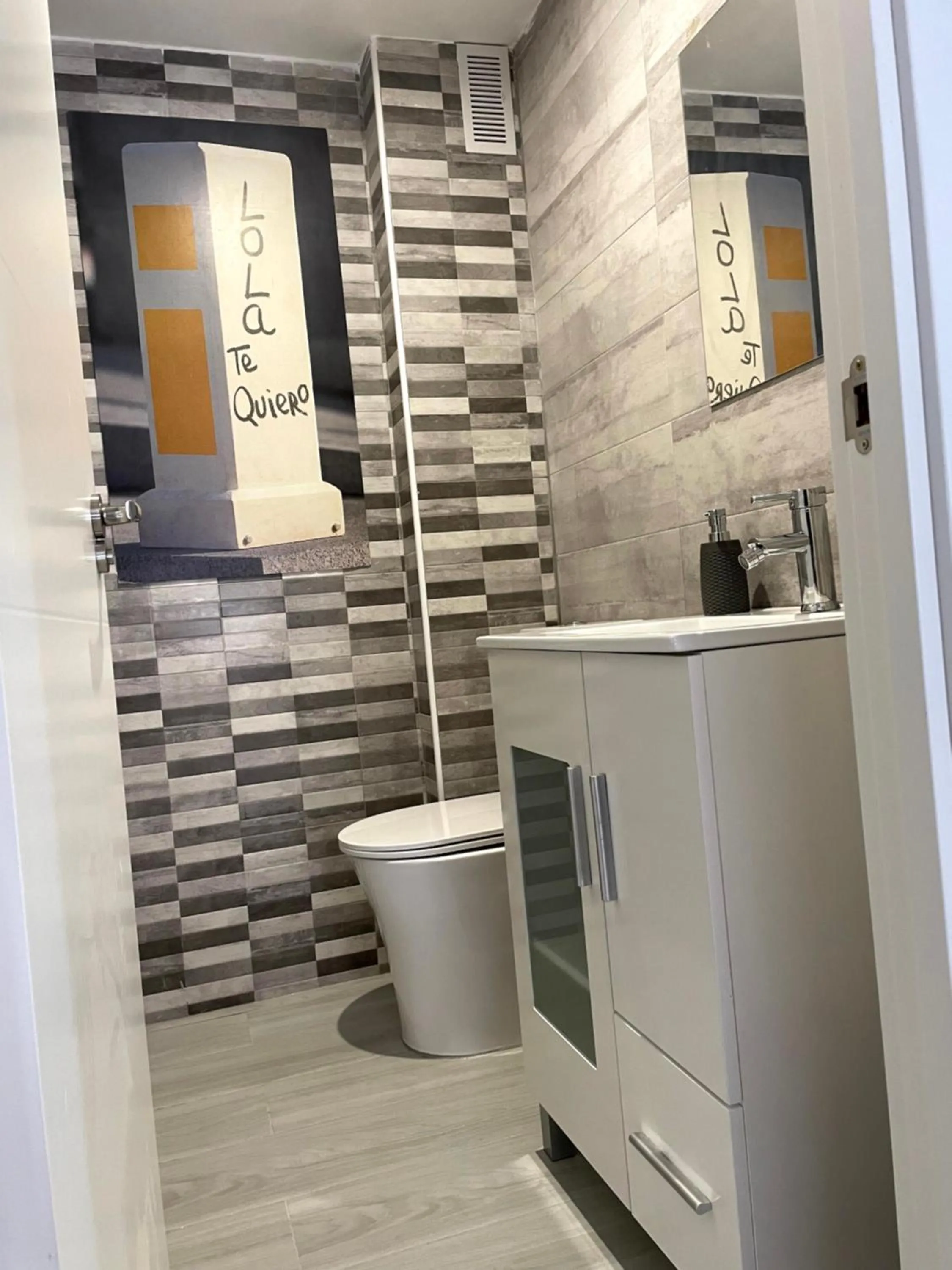 Toilet in Hervas Centro Apartamento IDEAL FAMILIAS 6 adultos y 2 niños-