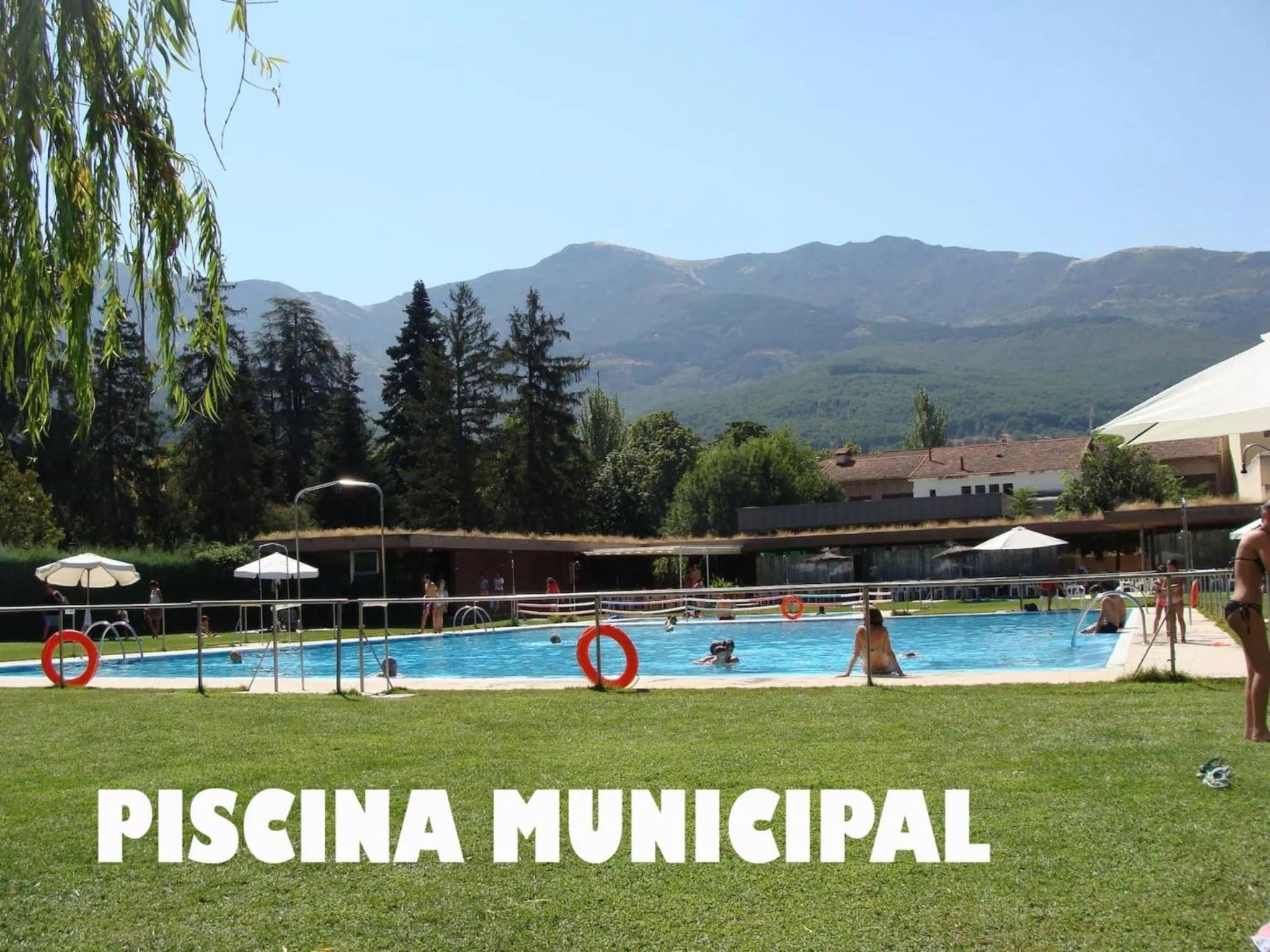 Swimming pool in Hervas Centro Apartamento IDEAL FAMILIAS 6 adultos y 2 niños-