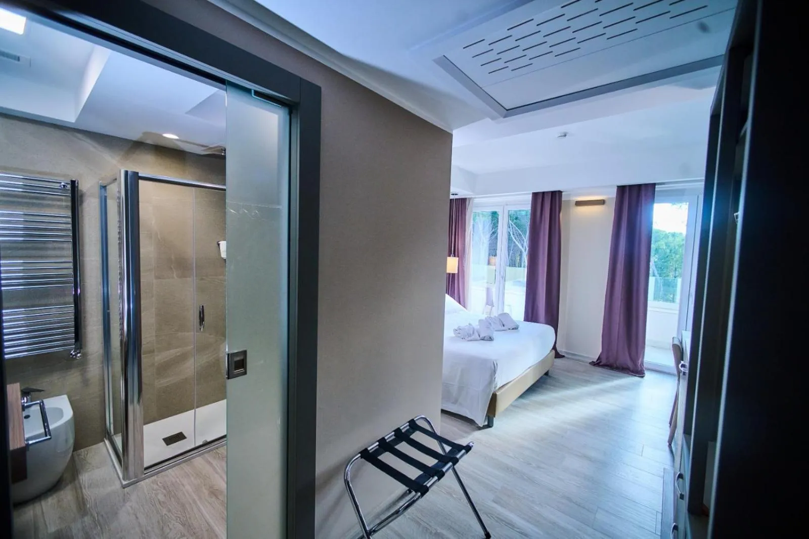 Shower, Bed in PARK HOTEL LE DUNE DI GIOVINO
