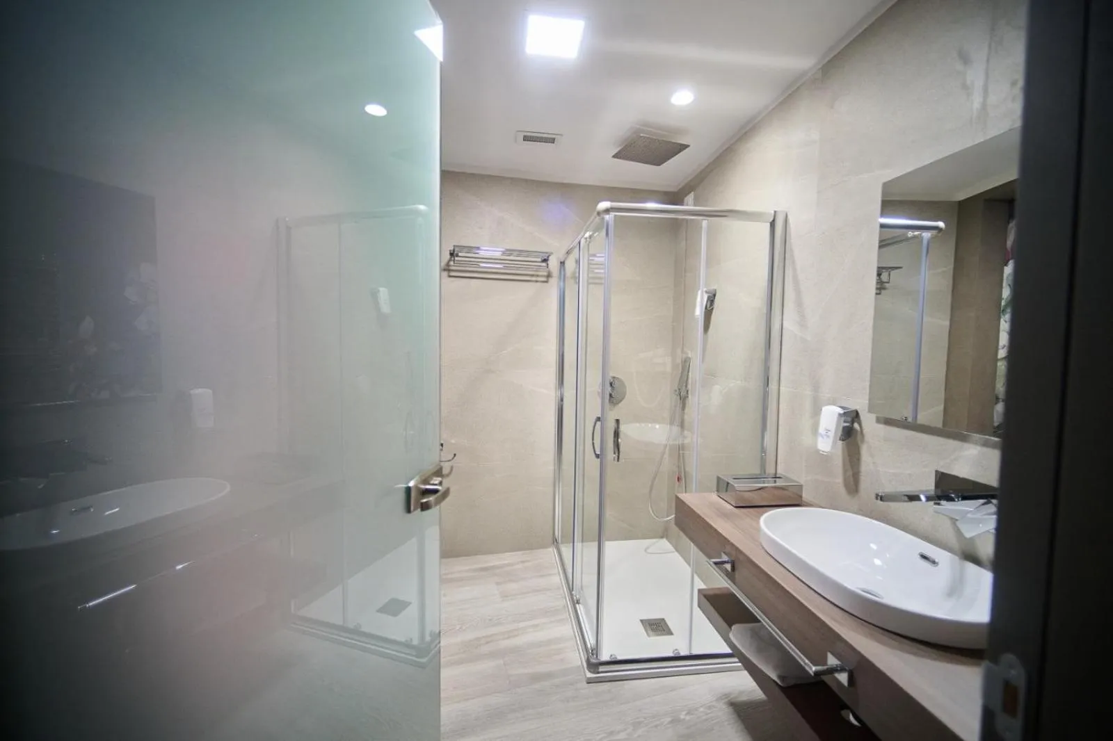 Shower in PARK HOTEL LE DUNE DI GIOVINO