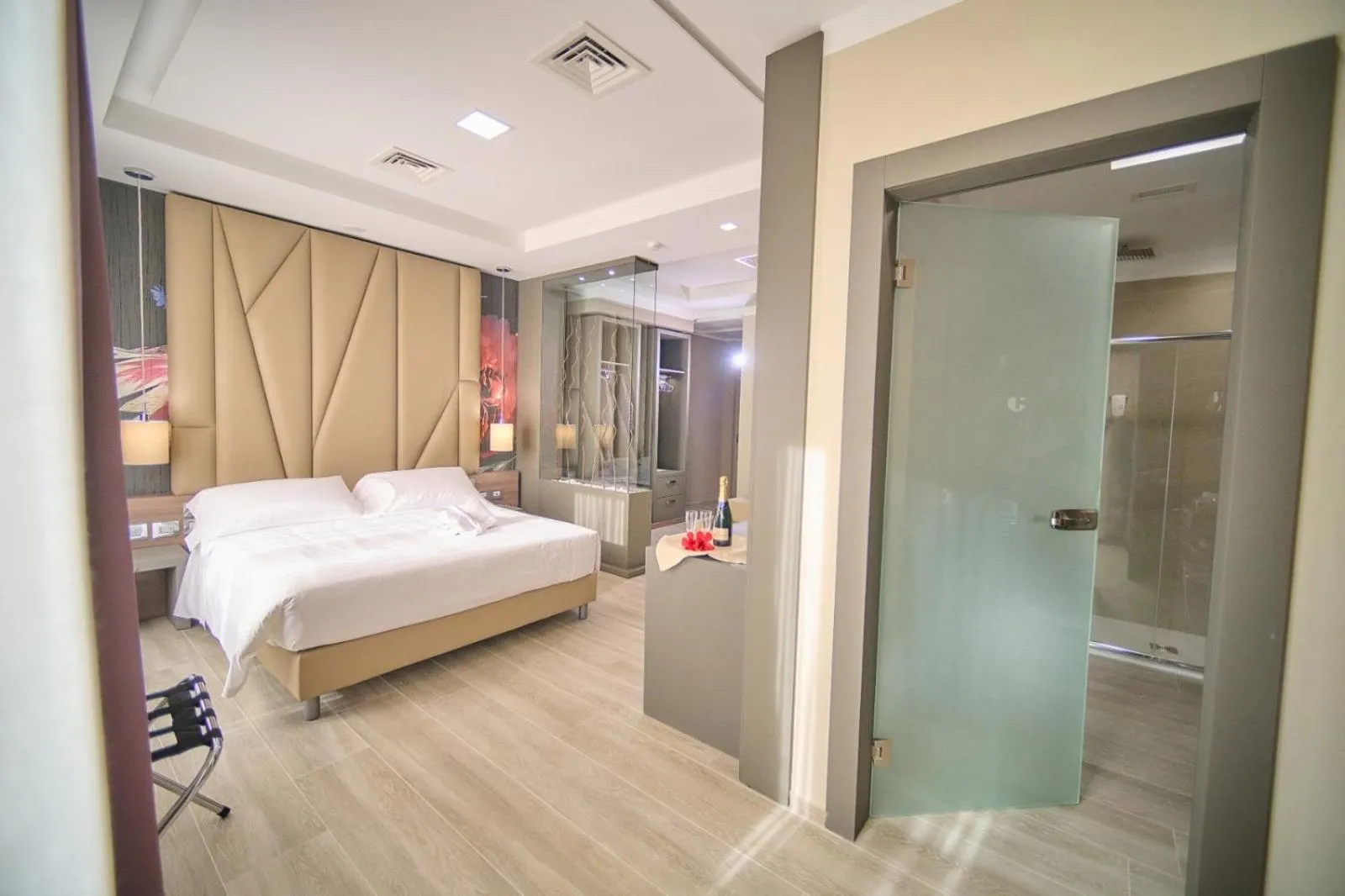Shower, Bed in PARK HOTEL LE DUNE DI GIOVINO