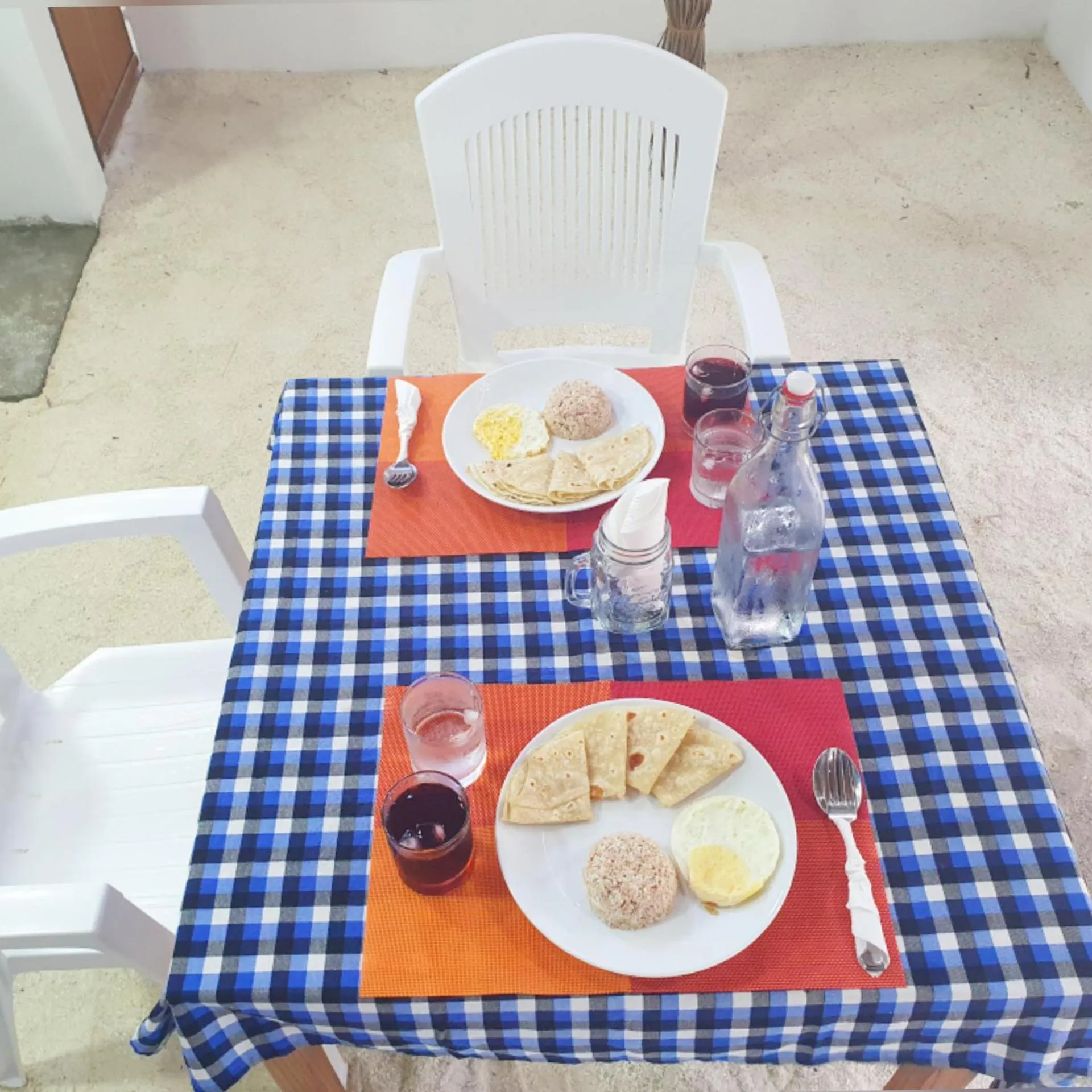 Restaurant/places to eat in Rasdu View Inn