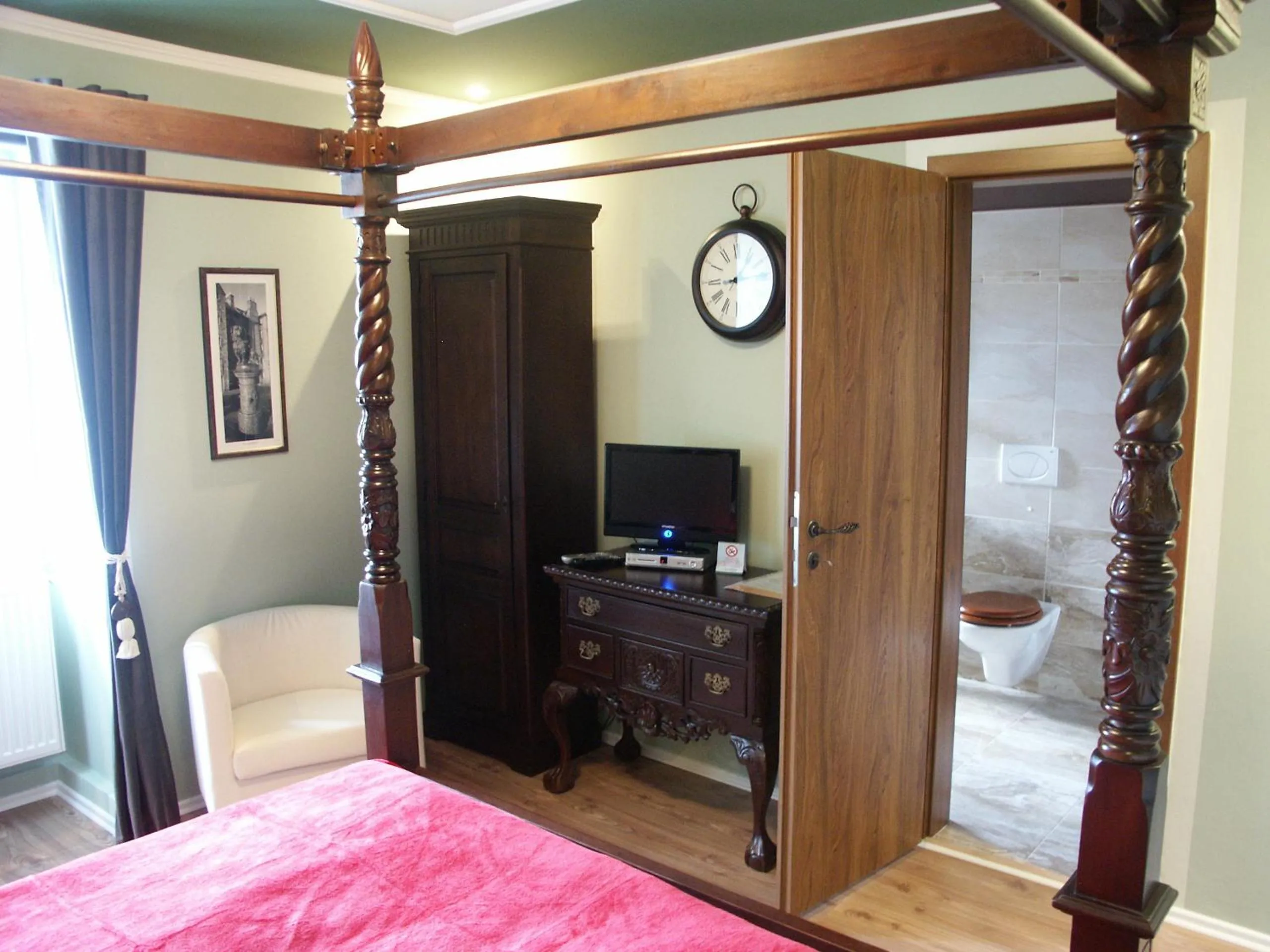 Photo of the whole room, Bed in Edinburgh