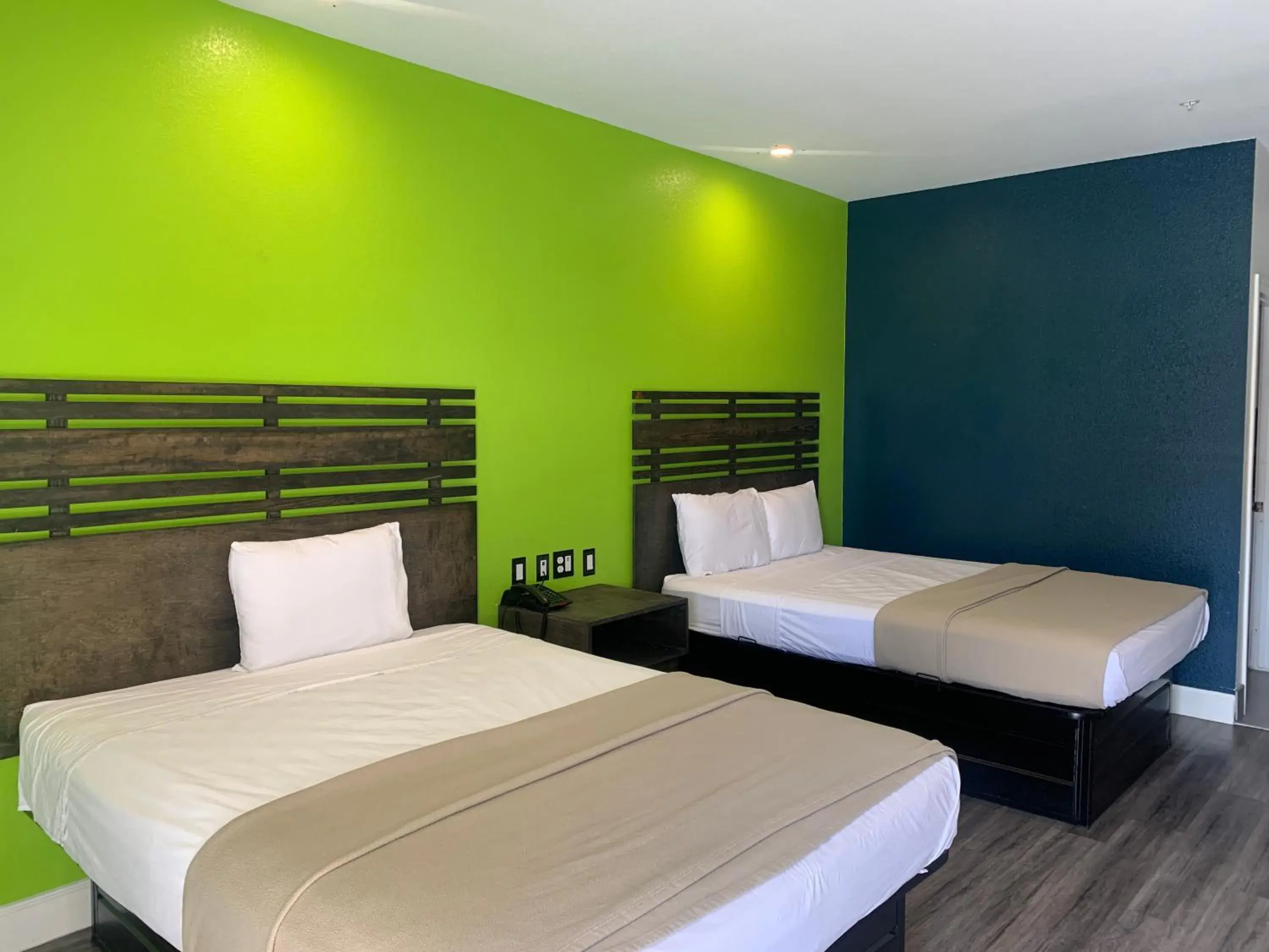 Bed in Signature Inn North Houston District Bed in Signature Inn North Houston District