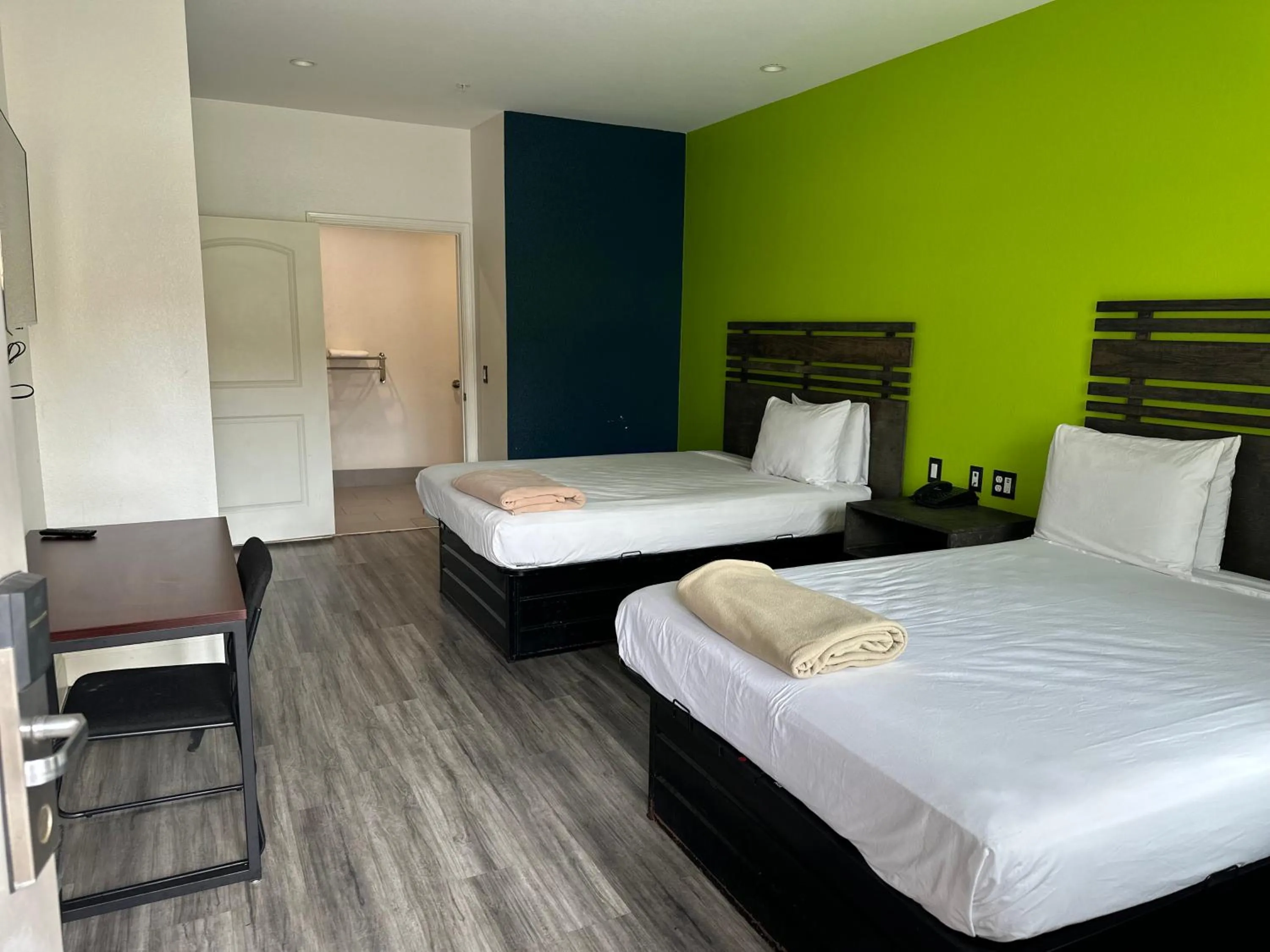 Bed in Signature Inn North Houston District