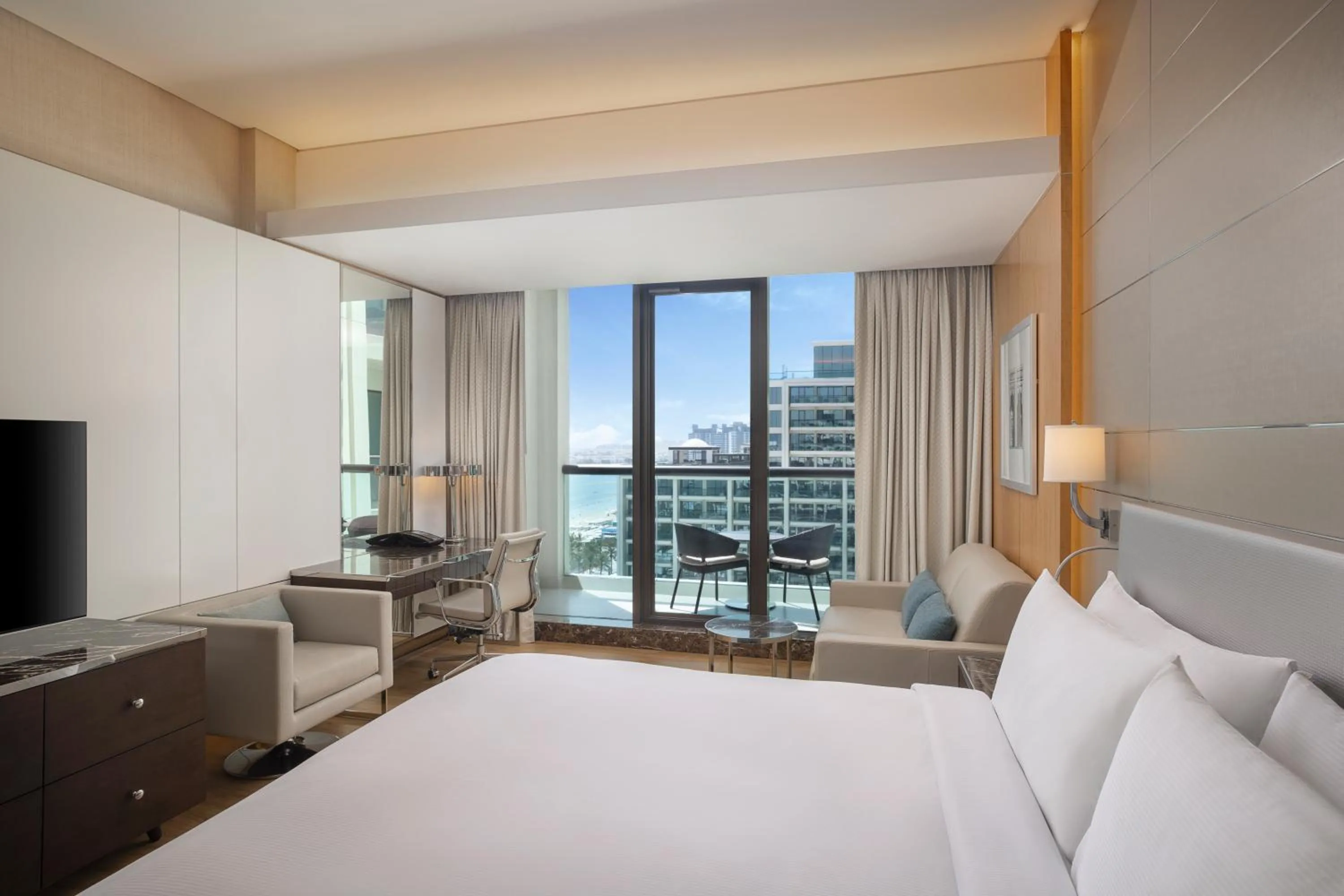 Bedroom, Bed in Hilton Dubai Palm Jumeirah