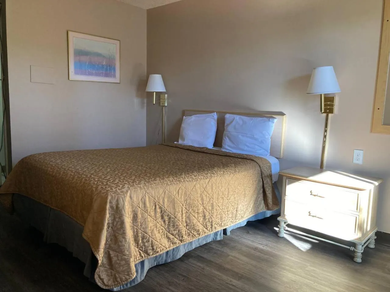 Photo of the whole room, Bed in Tree Inn & Suites Albuquerque