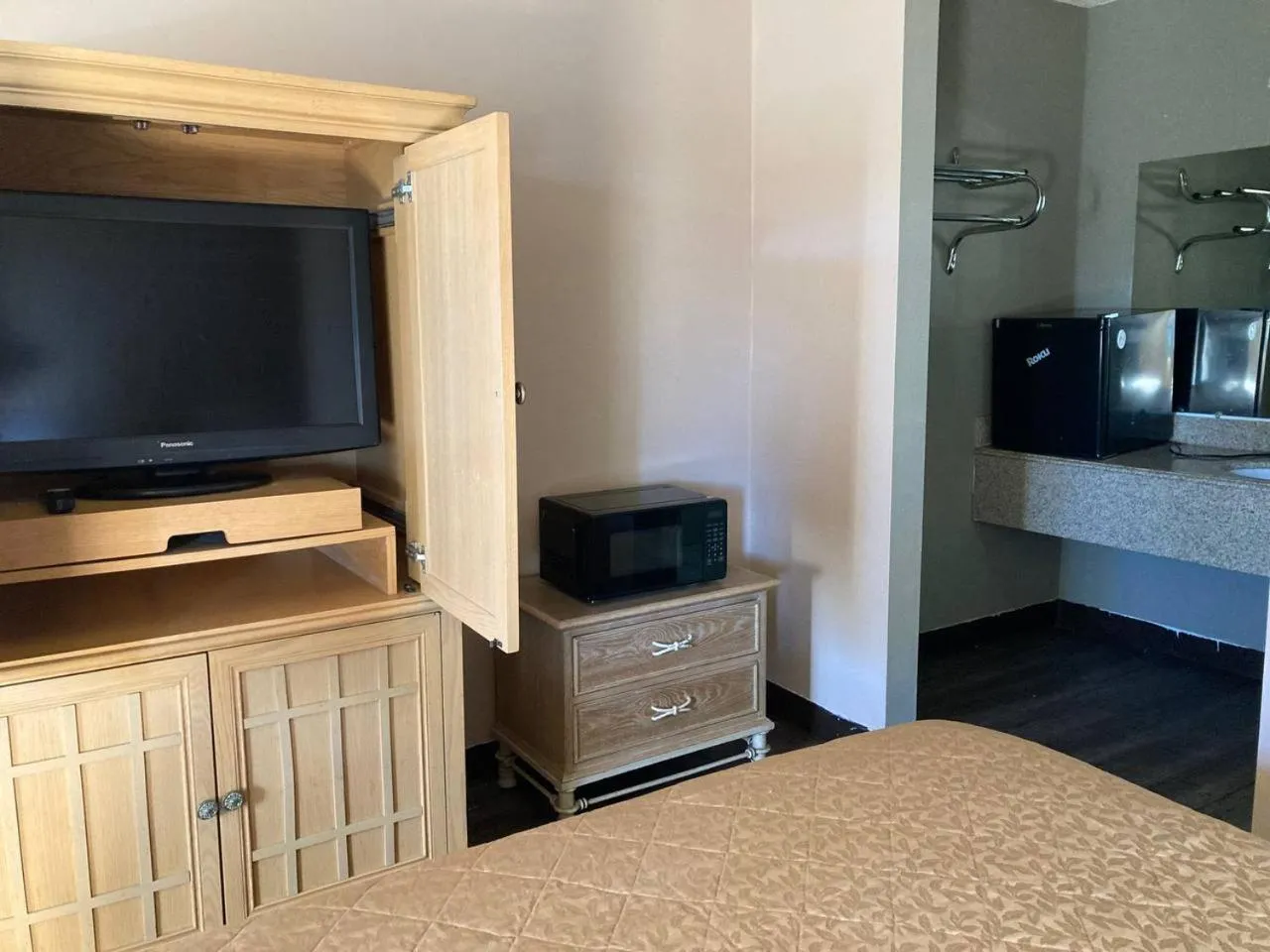 Photo of the whole room, Bed in Tree Inn & Suites Albuquerque