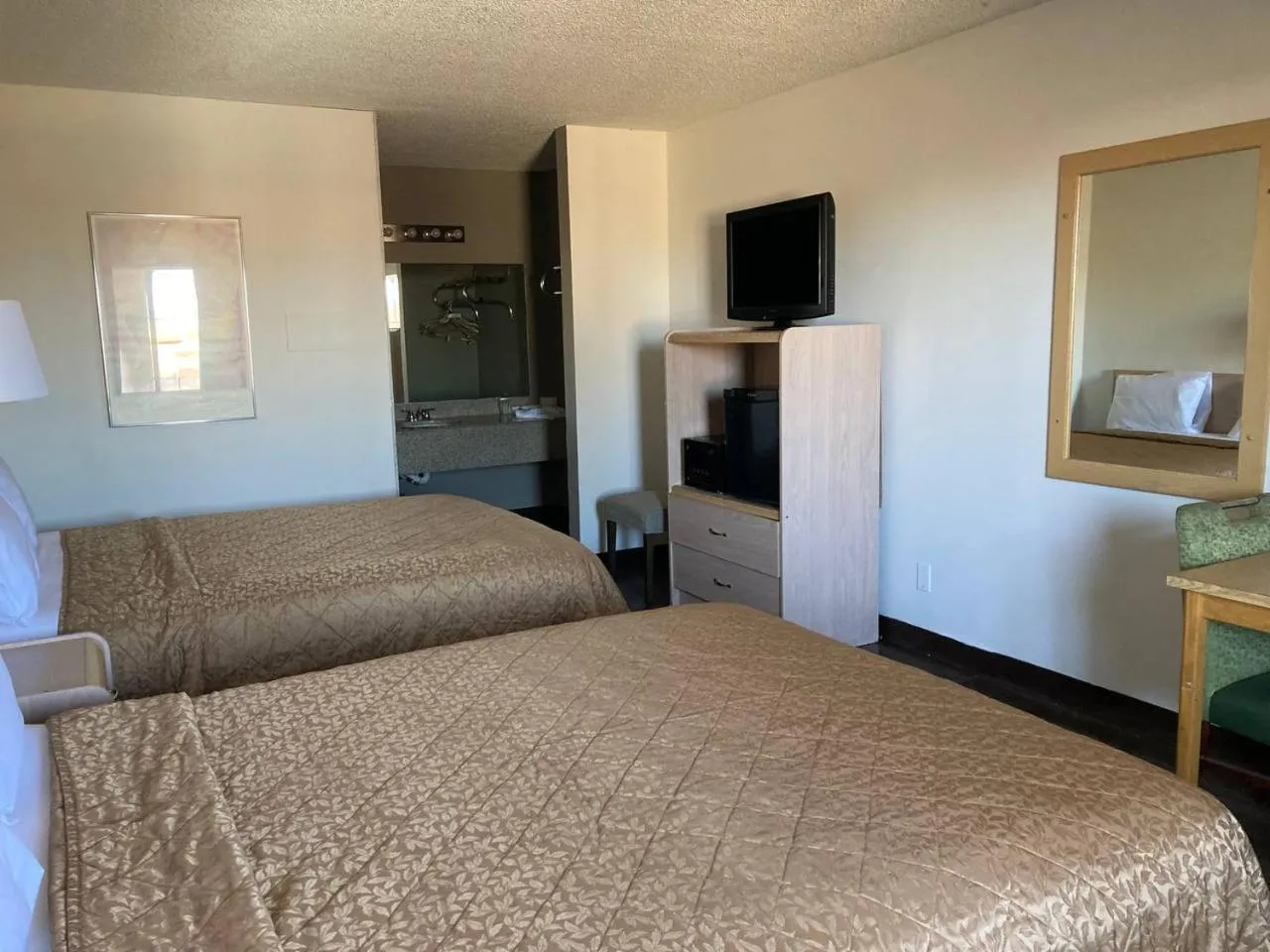 Photo of the whole room, Bed in Tree Inn & Suites Albuquerque