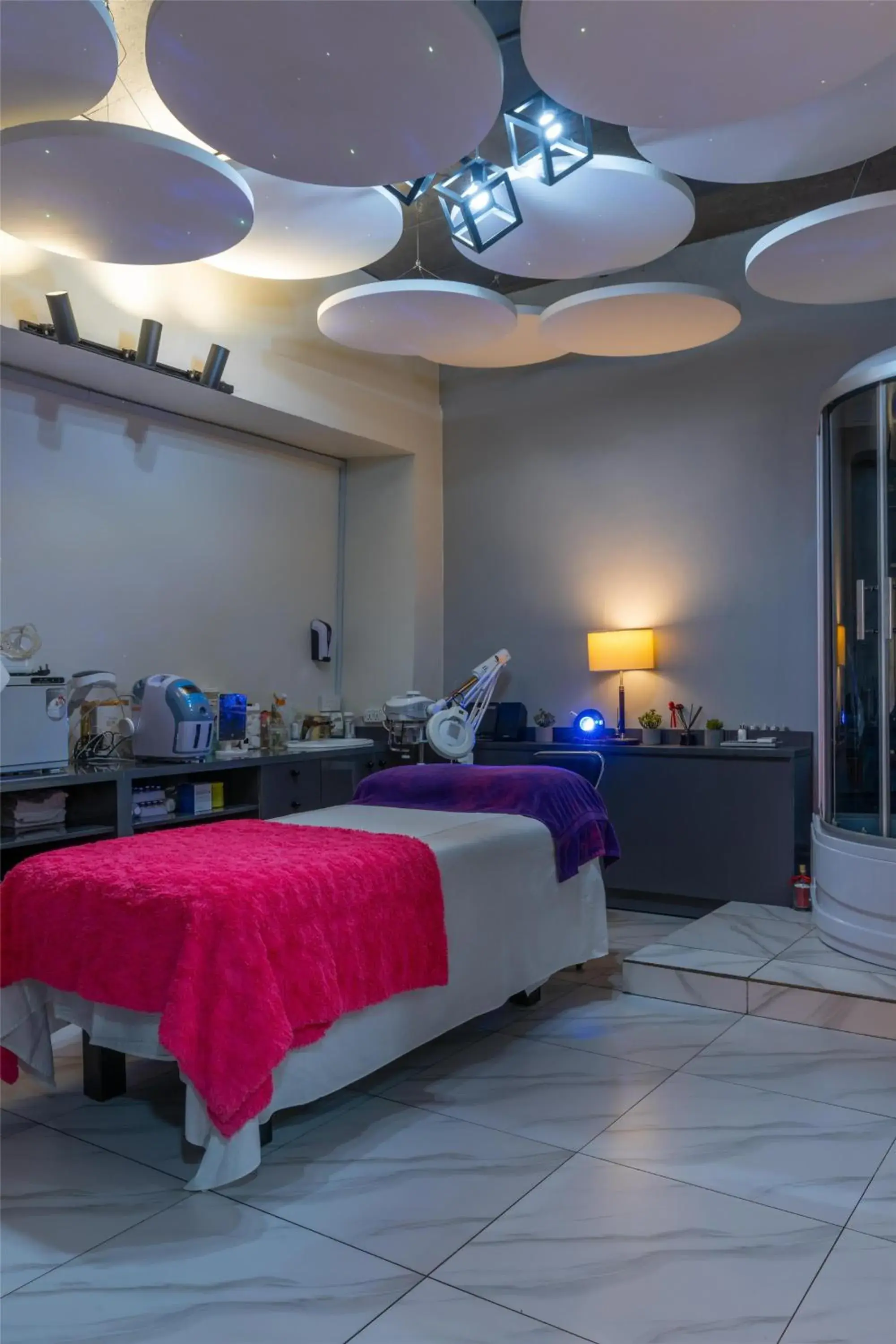 Spa and wellness centre/facilities, Bed in Radisson Blu Anchorage Hotel Spa and wellness centre/facilities, Bed in Radisson Blu Anchorage Hotel